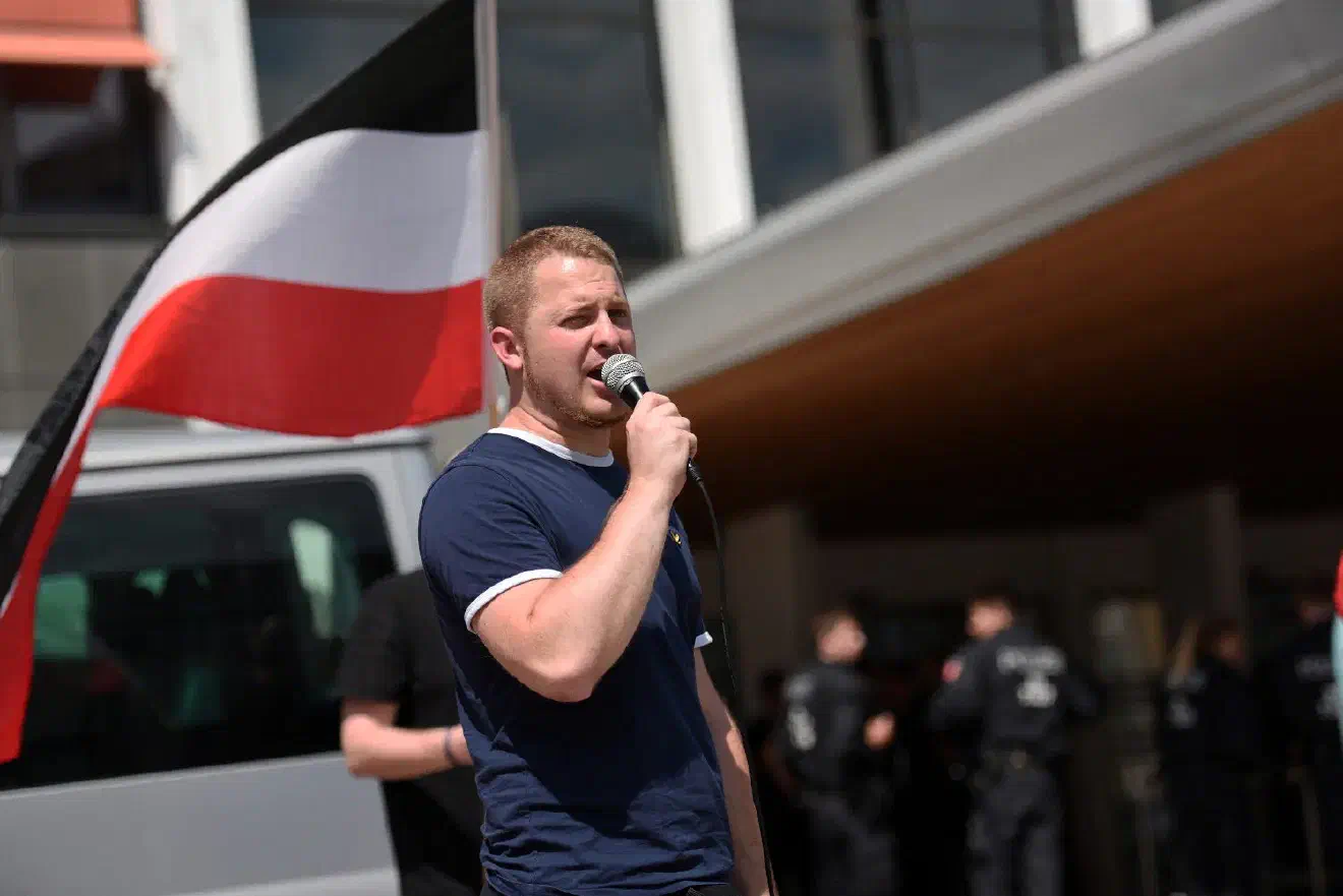 Der stellvertretende Bundesvorsitzende der Partei „Die Rechte“ und Bundesgeschäftsführer Michael Brück hielt den letzten Redebeitrag der Veranstaltung. Wie zuvor ging dieser in den lautstarken Protesten weitestgehend unter.