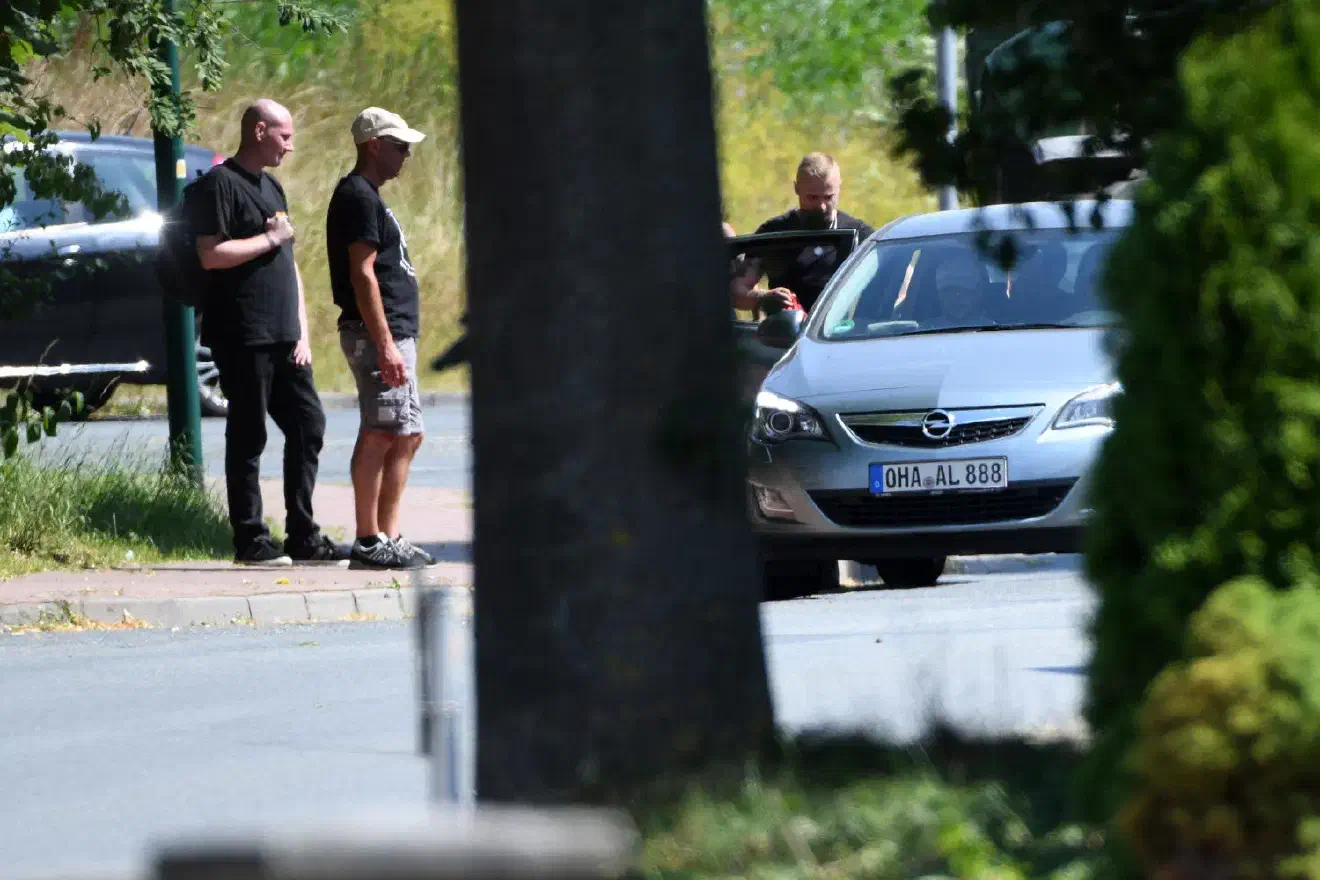 Die Gruppe wurde schließlich von Johannes Welge abgeholt. In einer zweiten Fahrt wurde in einem nahegelegen Supermarkt unter anderem alkoholische Getränke gekauft.