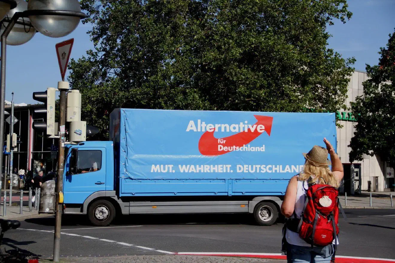 Startpunkt der Demonstration war der Platz der Göttinger Sieben nahe dem niedersächsischen Landtagsgebäude. Hier fand zur gleichen Zeit ein „Tag der offenen Tür“ statt. Im Ausstellungsraum der AfD-Fraktion verteilte die Ex-HDJlerin und aktive IB-Aktivistin Hildburg Meyer-Sande Häppchen und kleine Präsente, ....