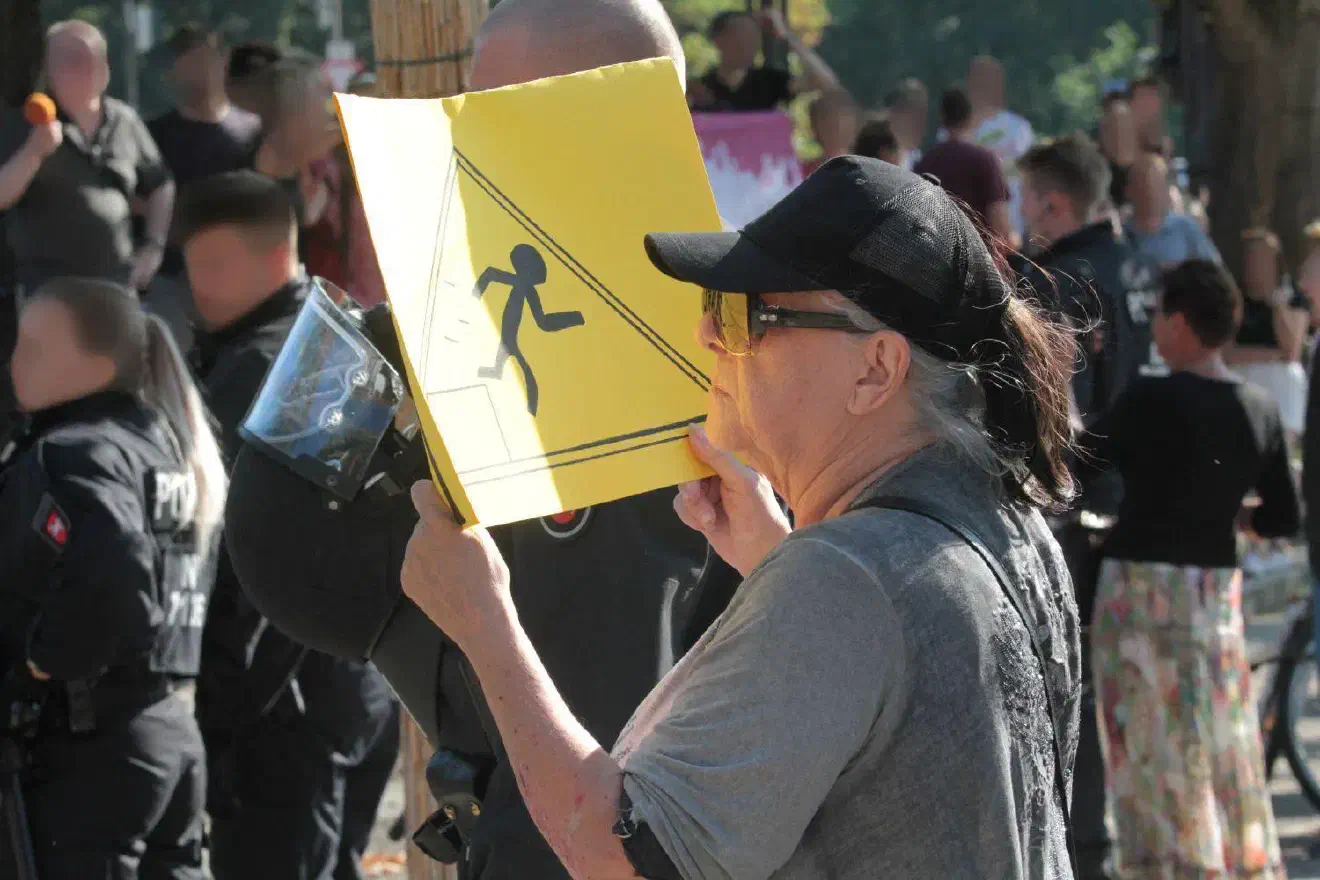 zu den Gegendemonstrant*innen zu gelangen ...