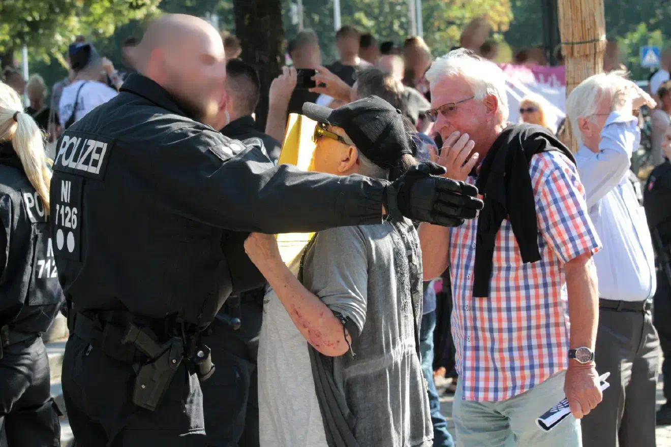 und konnten nur mit Mühe von der Polizei dran gehindert werden.
