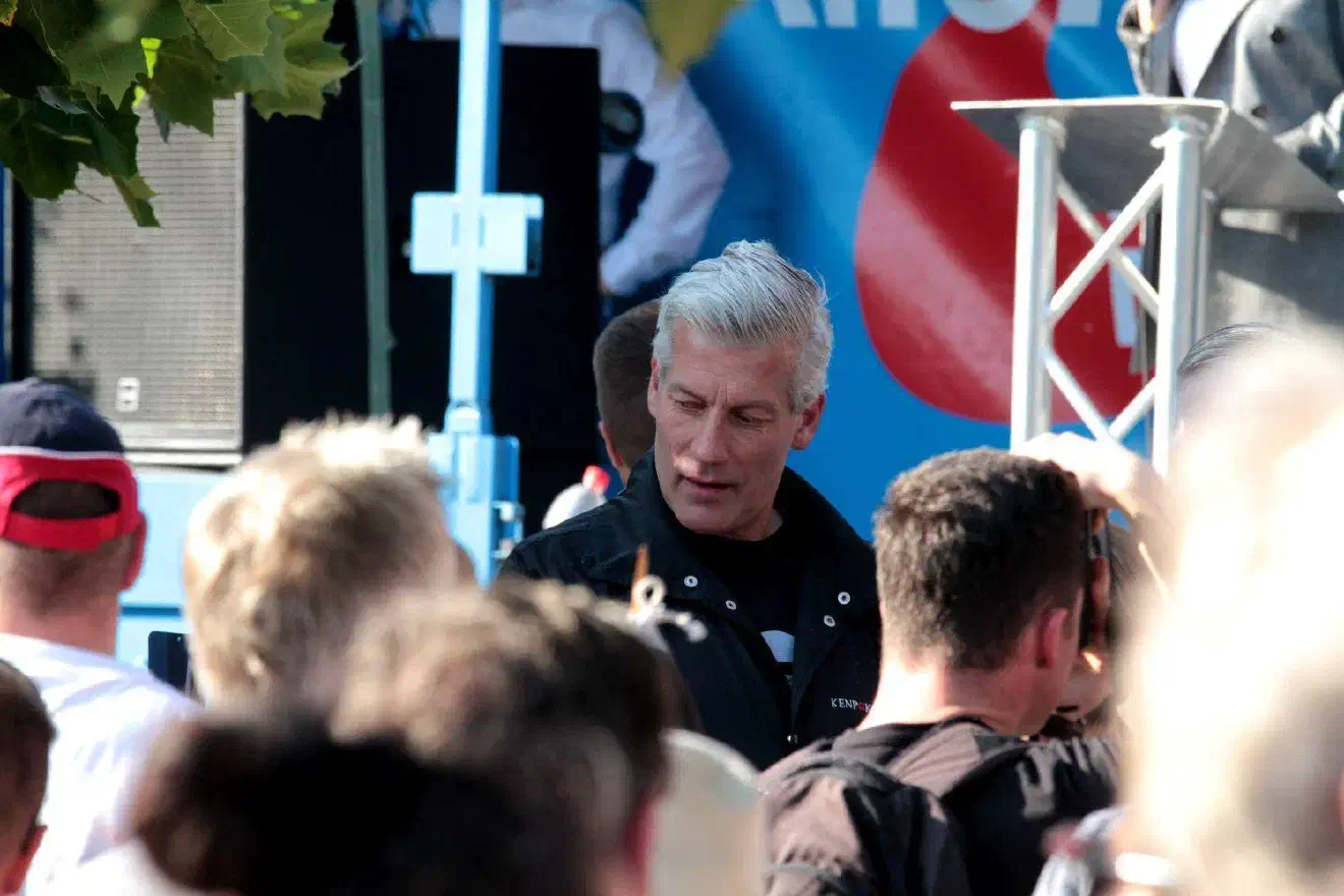 Sehr bemüht um die Sicherheit zeigte sich Marc Aubel. Eigentlich wurde die Security von Oliver Westpfahl (Kreisverband Peine) organisiert, der seine Mitarbeiter*innen mit Anzügen auftreten ließ (siehe Bild1).