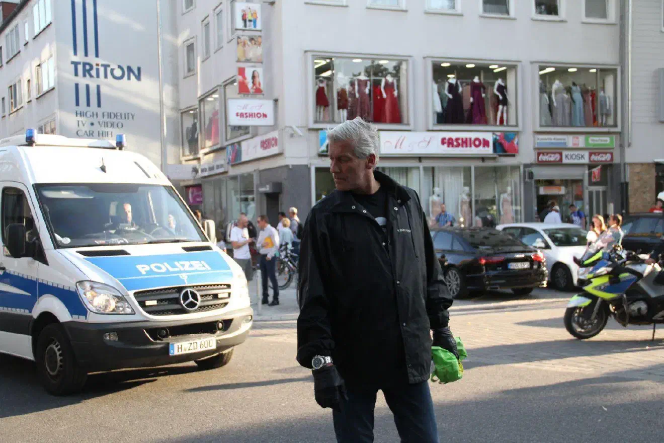 Marc Aubel, der in der Vergangenheit auch schon an NPD-Kundgebungen in Hannover teilgenommen hat. ließ es sich dagegen nicht nehmen in eigenem Style mit Handschuhen aufzutreten.