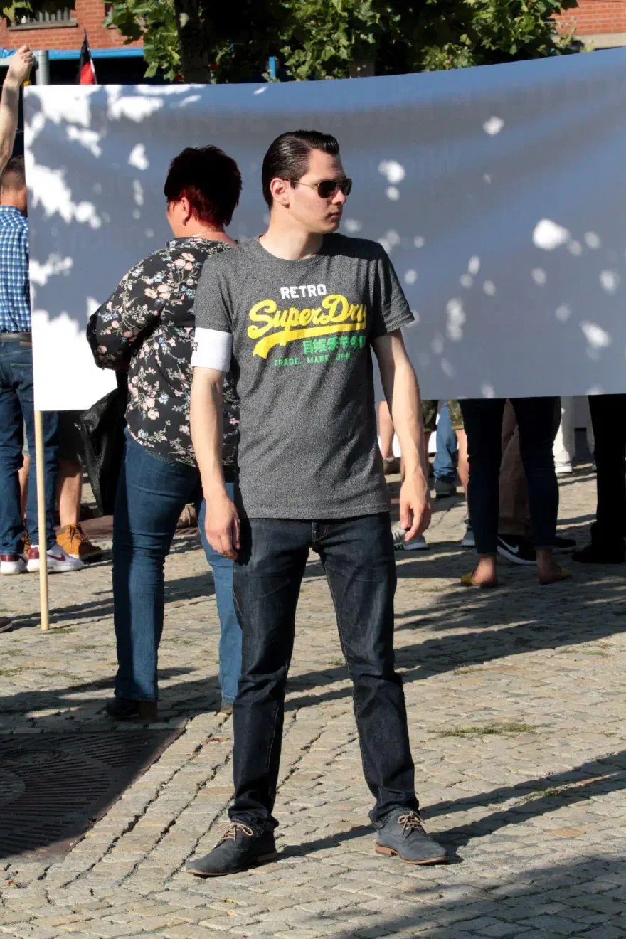 um junge Männer „zwischen 18 und 35