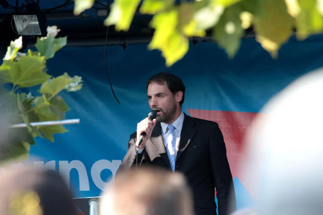 Da gelang es Christopher Emden  vom Kreisverband Verden trotz seiner Sprachprobleme schon eher  dem Publikum  einzuheizen. Emden, von Beruf Richter und Mitglied des Landesschiedsgerichts der AfD Niedersachsen, sprach von „einer Regierung, die seit mehreren Jahren konsequent gegen Recht und Gesetz verstößt“ und von Menschen, die „mit der Einstellung zu uns kommen, sich nicht an das Gesetz halten zu wollen“.  Sätze , die man so sicher auch in Dresden hört.