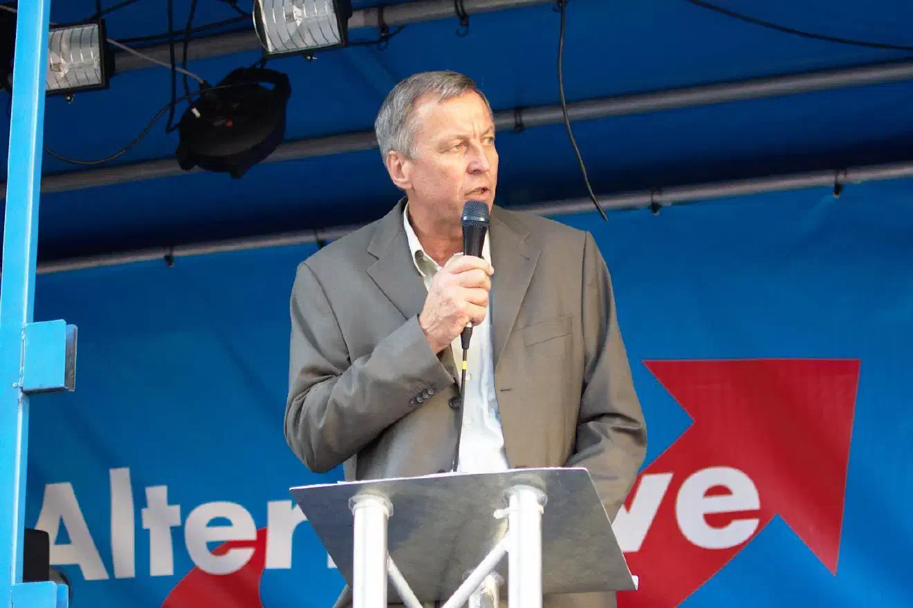 Auf der Schlusskundgebung sprach als Erstes Joachim Wundrak aus Steinhude. Wundrak, ein ehemaliger Luftwaffengeneral, ist der AfD-Kandidat für die anstehenden Oberbürgermeisterwahlen in Hannover.  Mit der Bezeichnung „gewaltaffine Kulturen Afrikas“ und völlig aus der Luft gegriffenen Zahlen zur angeblichen Steigerung der Ausländerkriminalität – in manchen Bereichen 800% - stellte er sich zwar als Scharfmacher dar, aber nicht als denkbarer Oberbürgermeister der niedersächsischen Landeshauptstadt.
