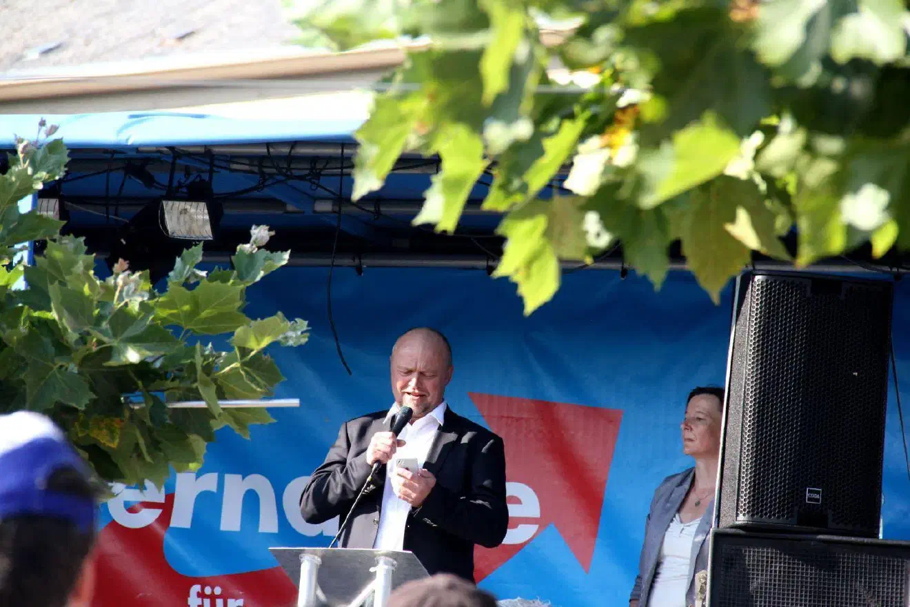 Die Abschlussrede hielt Dietmar Friedhoff. Friedhoff, der schon in den Werbevideos als „Mann der großen Gesten“ aufgefallen war, zeigte sich auch hier als  jemand, dem es gelingt Menschen aufzuputschen. In seiner Rede rief er  unter anderem (vom Publikum lauthals unterstützt): „Wer Deutschland nicht liebt, soll Deutschland verlassen!“ Ein Spruch, den man sonst eher Demonsrationen von NPD oder Die Rechte hört. Er beendete seine Rede dann dazu passend mit den Worten: „Holen wir uns diese, die deutsche Straße zurück!“