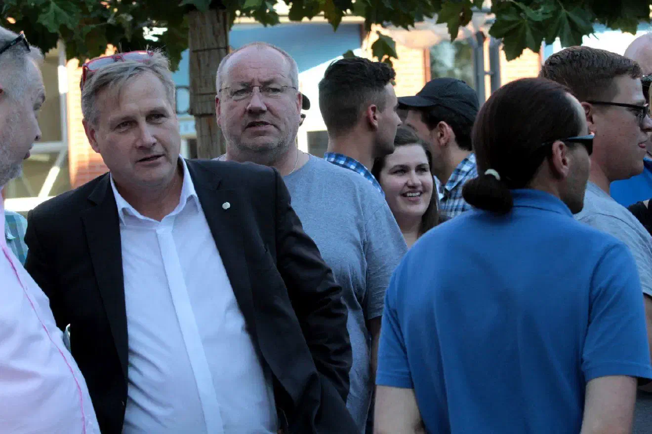 Propagandisten des eher rechten Lagers in der AfD Niedersachsen reisen im Gegensatz zur eher inaktiven „Alternativen Mitte“ um Dana Guth momentan verstärkt durch die niedersächsischen Kreisverbände . So zum Beispiel Jens Kestner ...