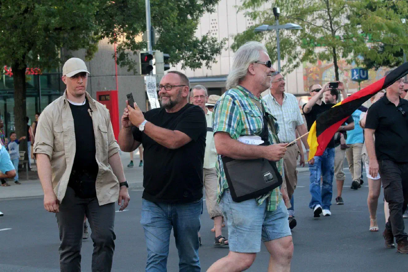 Von der Bremer AfD waren gleich mehrere Vertreter anwesend: hier in der Bildmitte mit schwarzem T-Shirt Frank Magnitz, der amtierende Landesvorsitzende. Magnitz, der luft- und raumfahrtpolitischer Sprecher der AfD-Bundestagsfraktion ist, steht stark in der Kritik, da er unter anderem neben seinem Bundestagsmandat auch noch einen Sitz in der Bremer Bürgerschaft wahrnimmt.