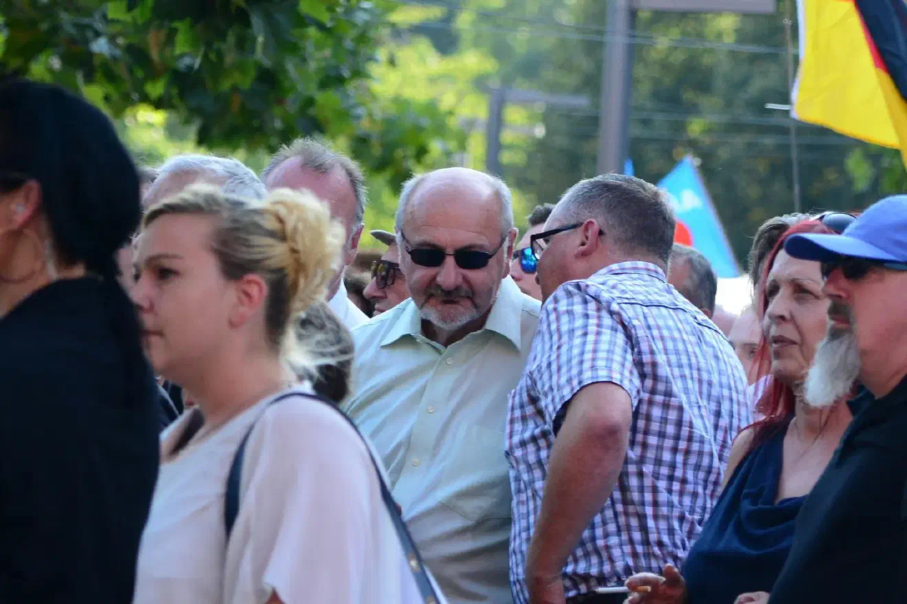 Ebenfalls vor Ort war sein direkter Konkurrent bei der anstehenden Neuwahl des Bremer Landesvorsitzes Thomas Jürgewitz (Bildmitte) aus Bremerhaven. Zwischen Magnitz und Jürgewitz ist ein erbitterter Zweikampf um diesen Posten entbrannt.