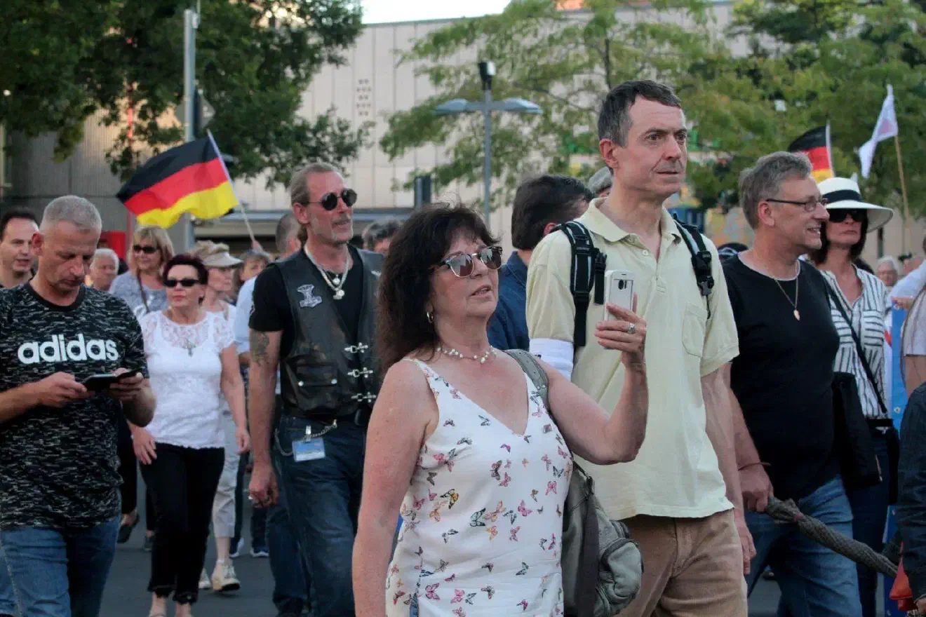 Mirco Danner (hinten in Rockerkluft) sitzt für die AfD im Wilhelmshavener Stadtrat und hat dort den verstorbenen AfD-Abgeordneten Klinke-Mibert ersetzt. Danner war außerdem Teil der Initiativgruppe Wilhelmshaven-Friesland, deren Mitglieder unter anderem bei einem Übergriff auf eine Seebrückendemonstration in Berlin beteiligt waren.