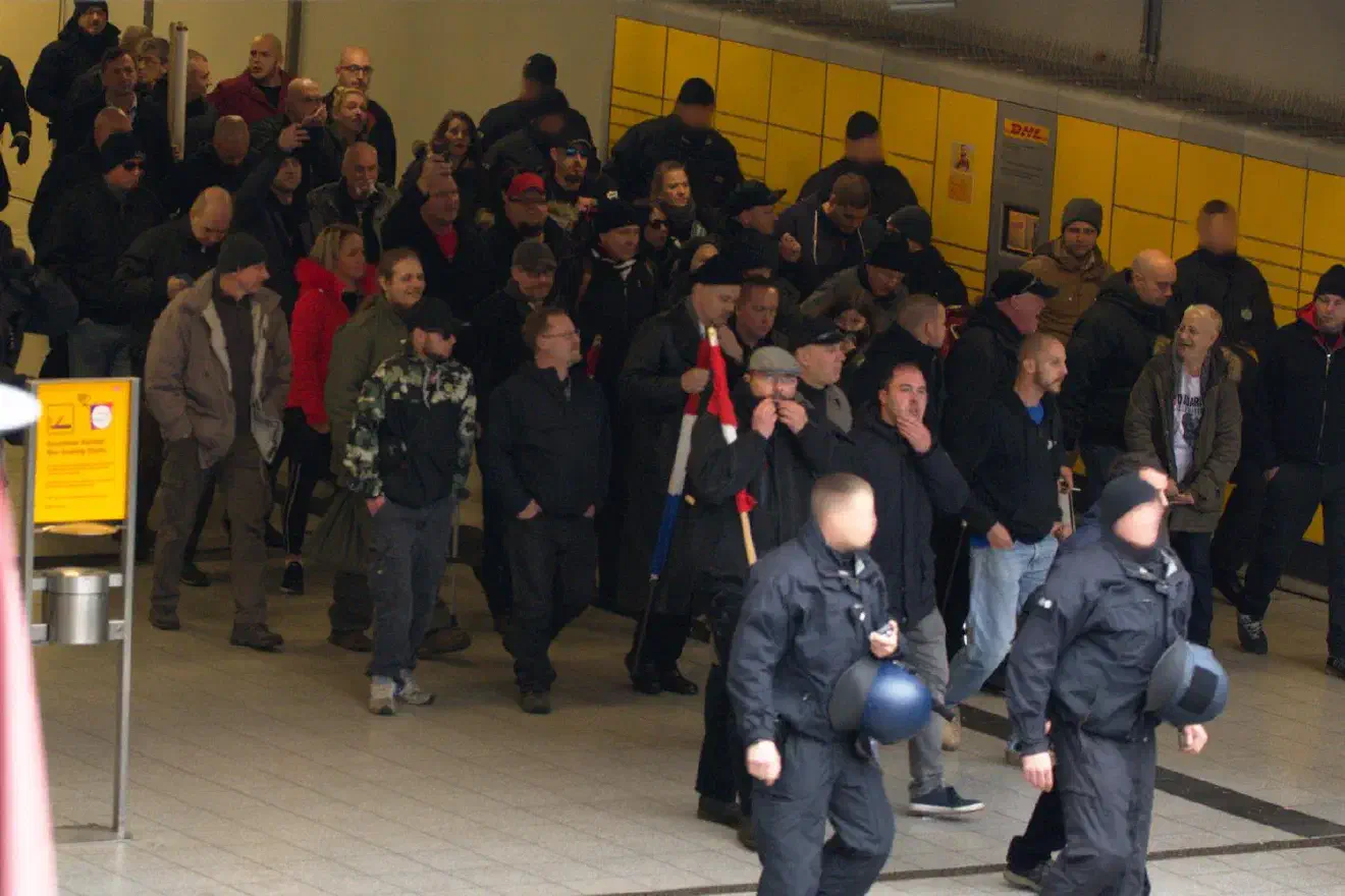 Etwa 230 Neonazis versammelten sich am 09.November, dem Jahrestag der Reichspogromnacht, in Bielefeld.