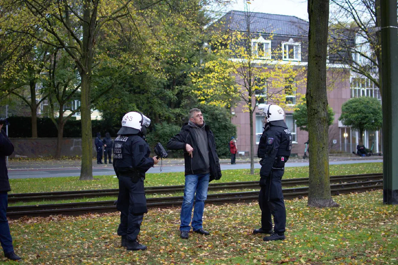 Dieser Teilnehmer des Aufmarschs wurde von der Polizei kontrolliert, nachdem er versuchte, einen Pressefotografen tätlich anzugehen.
