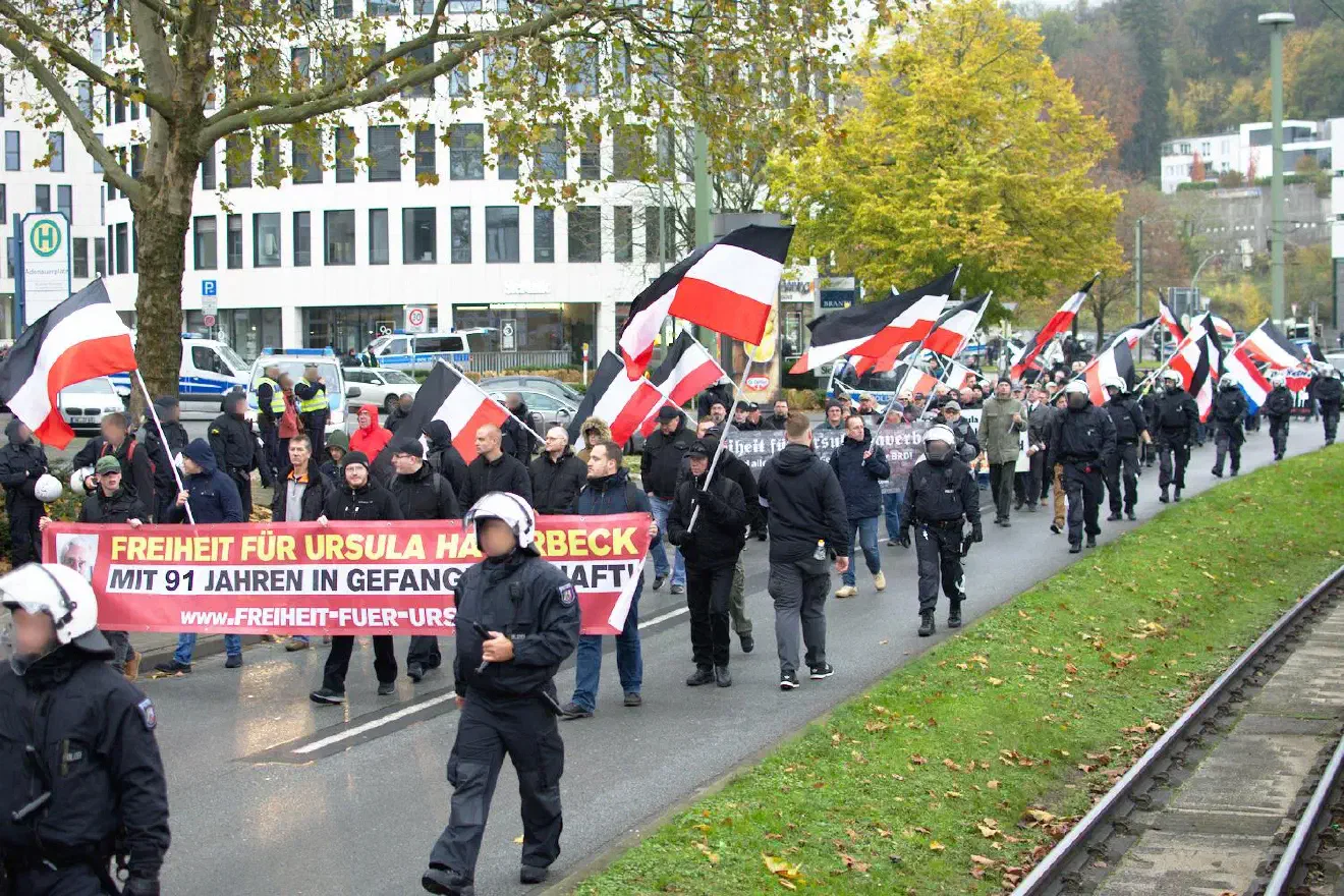 Der Aufmarsch der Neonazis führte vom Hauptbahnhof zum Bielefelder Justizzentrum und zurück.