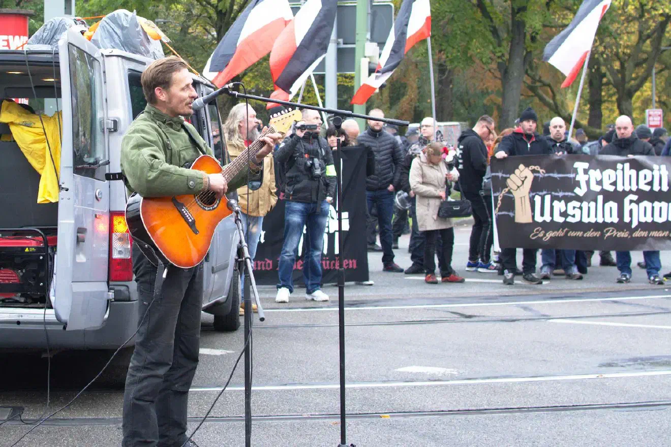 Axel Schlümper, ehemaliger Thüringer Bereichsleiter der mittlerweile aufgelösten „Europäischen Aktion“ sorgte für musikalische Untermalung.