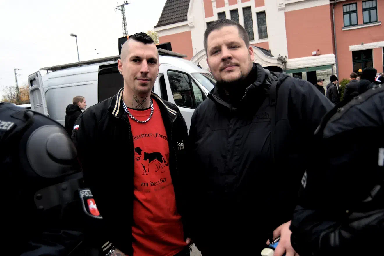 Auch Robin Schmiemann aus Castrop-Rauxel  (links) war nachweislich Mitglied bei C18, bevor er wegen eines Überfalls auf einen Supermarkt, bei dem er eine Person lebensgefährlich verletzte, 2008 für mehrere Jahre ins Gefängnis ging.
