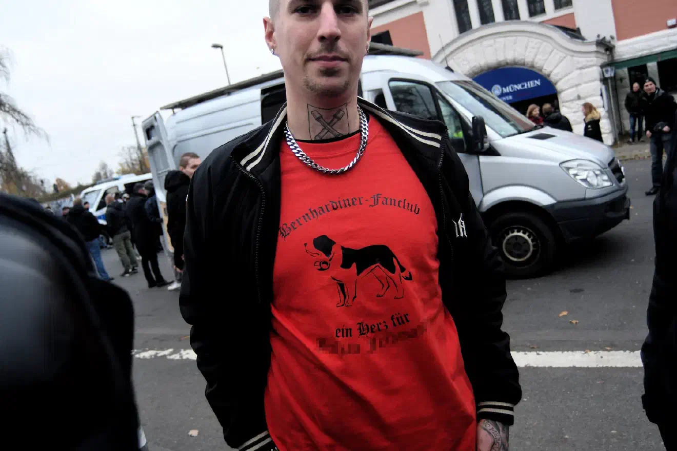 Schmiemann trug auf der Demonstration ein offensichtlich speziell für diesen Anlass bedrucktes T-shirt.