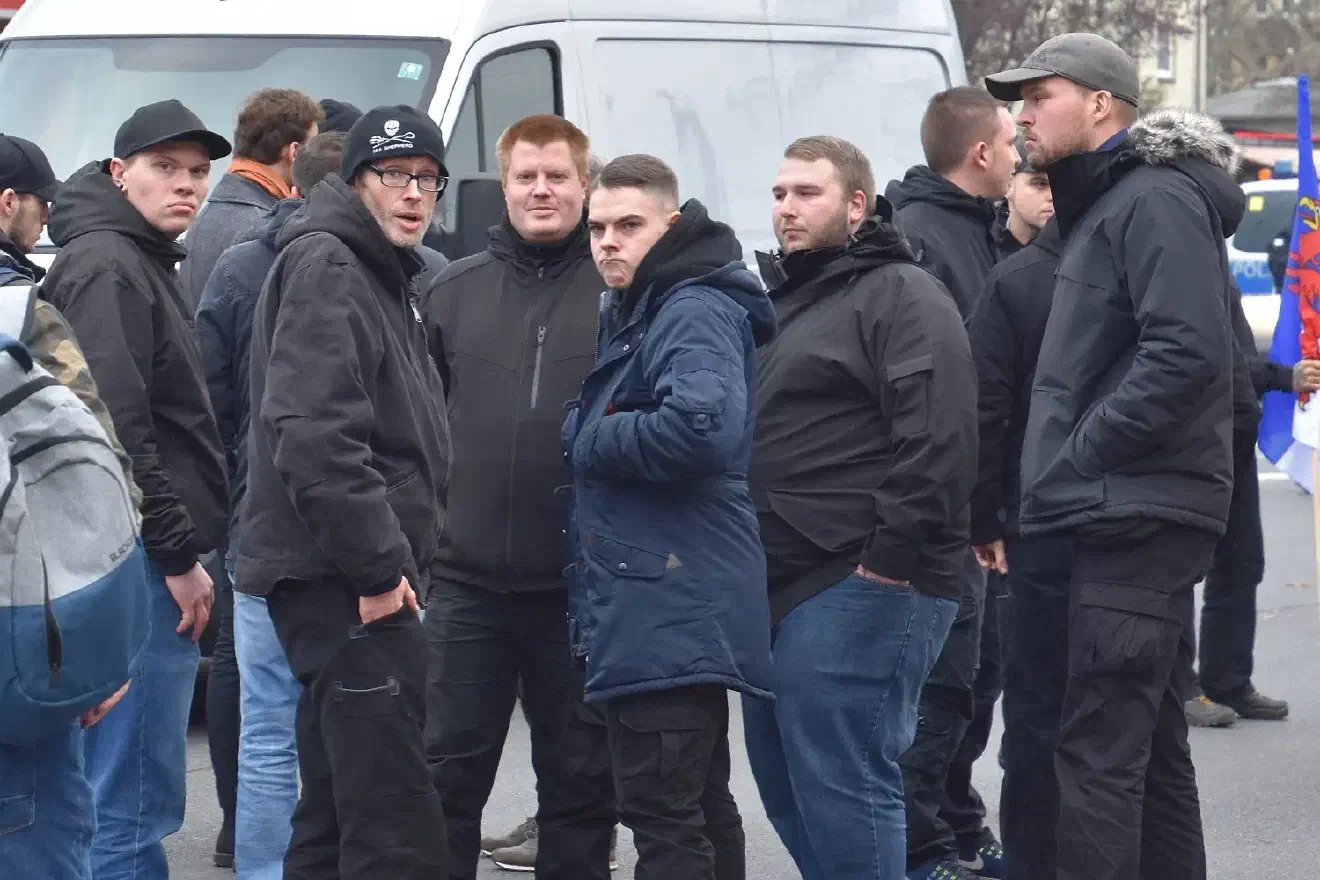 Seit einiger Zeit ist auch Sven Wellhausen wieder häufiger auf  neofaschistischen Aufmärschen zu sehen ( hier mit Mitgliedern der JN aus Brackel). Wellhausen war einer der ständigen Bewohner des Heisenhofes in Dörverden, den der Rechtsanwalt Jürgen Rieger in den  Jahren 2004/2005 zu einem nationalen Zentrum ausbauen wollte. Damals benannte auch Rieger bereits in einem Interview  Journalist*innen als Feindbild.