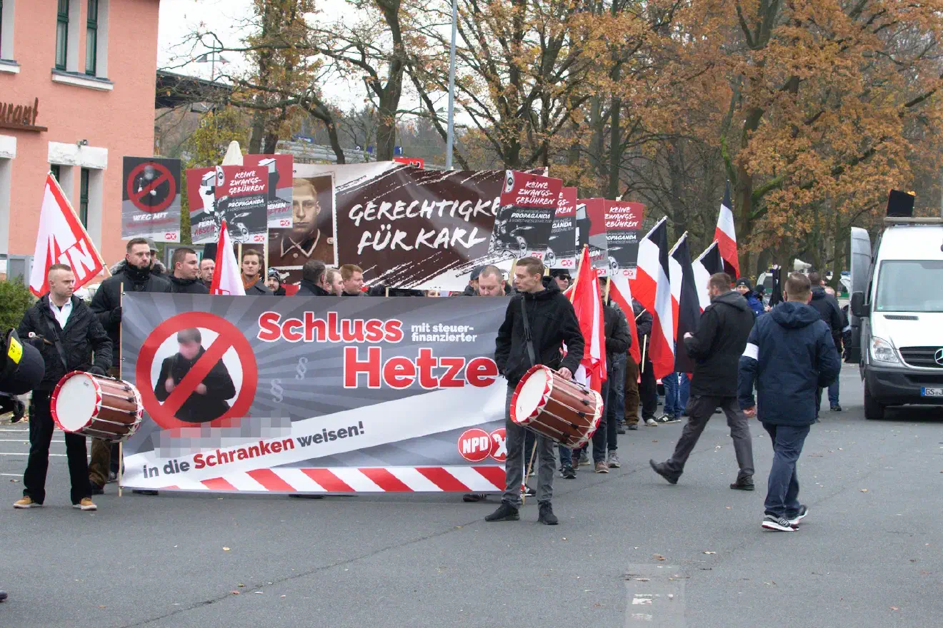 Mit ziemlicher Verspätung startete dann die Demonstration. Die Demonstrationsstrecke verlief zuerst vom Bismarckbahnhof  zum Maschsee. Am dortigen Funkhaus des NDR sollte  eine Zwischenkundgebung abgehalten werden.