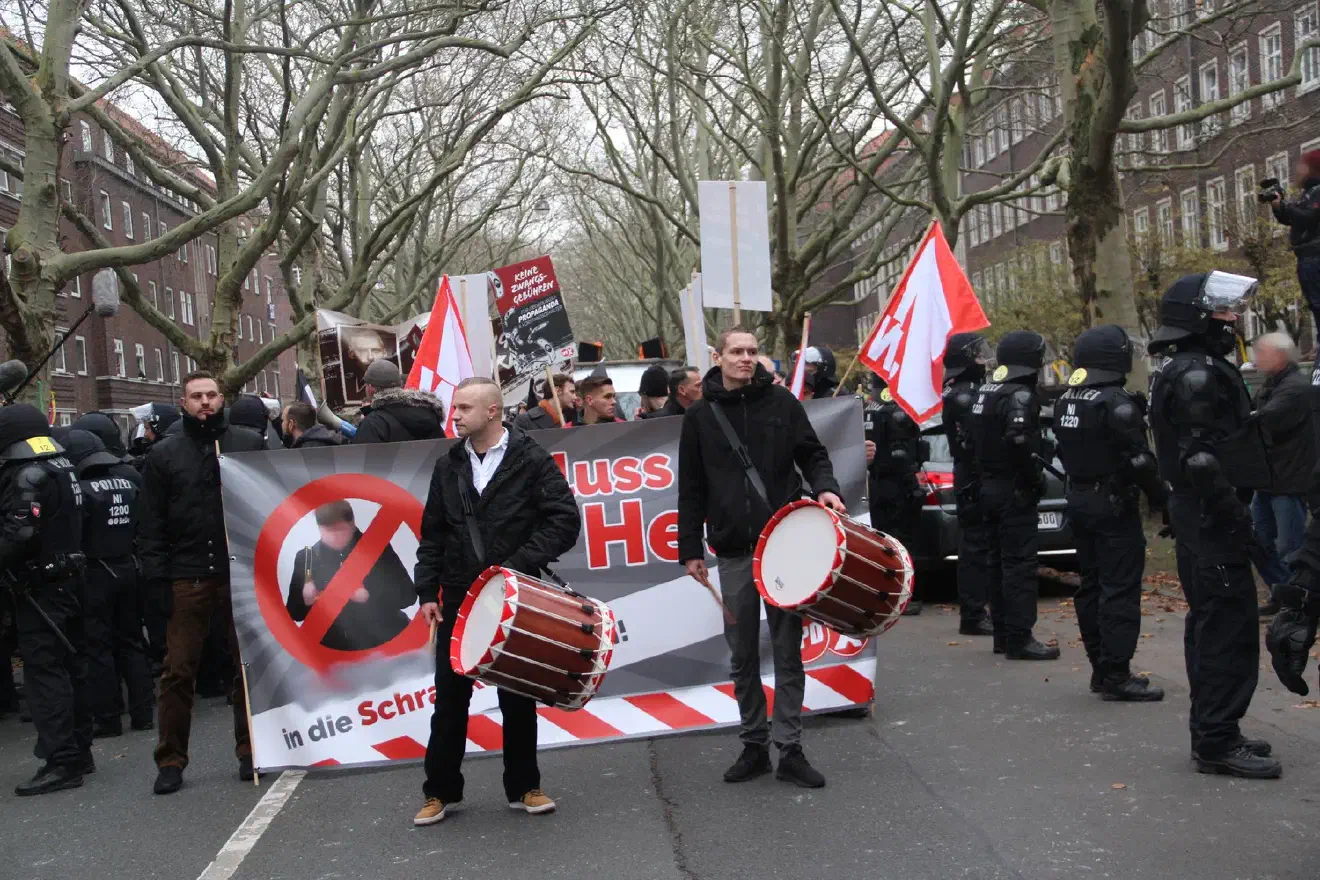 Wiederholt kam es auf der Strecke zu Stockungen durch Sitzblockaden. Etliche der etwa 7000 Gegendemonstrant*innen hatten es geschafft, bis zur Aufmarschstrecke vorzudringen.