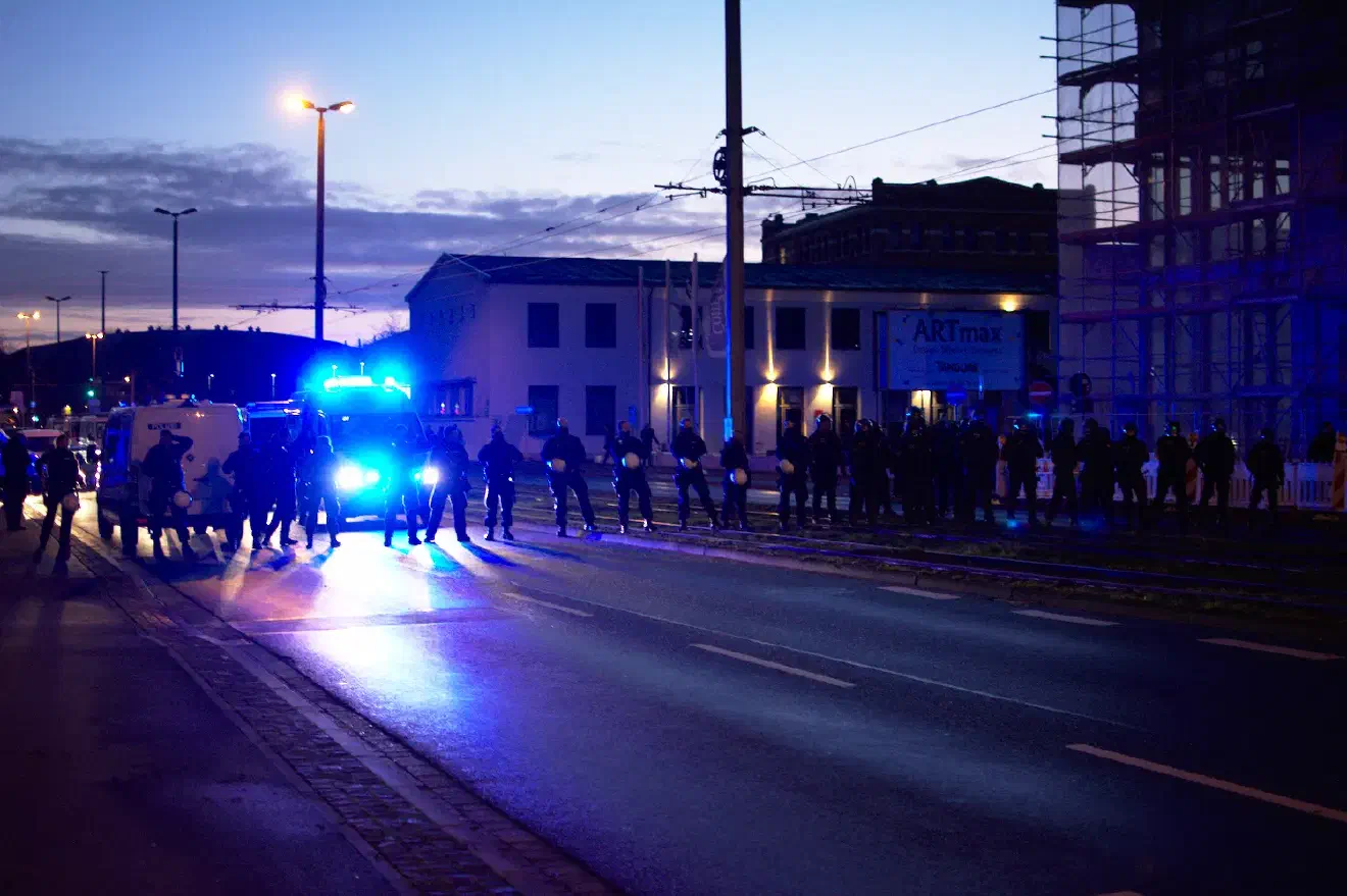 Die Polizei hat aus Sicherheitsgründen ein weiträumiges Gebiet um die Halle herum abgesperrt. Hier zu sehen eine Polizeikette, die den Weg für Demonstrierende in Richtung Halle absperrt.