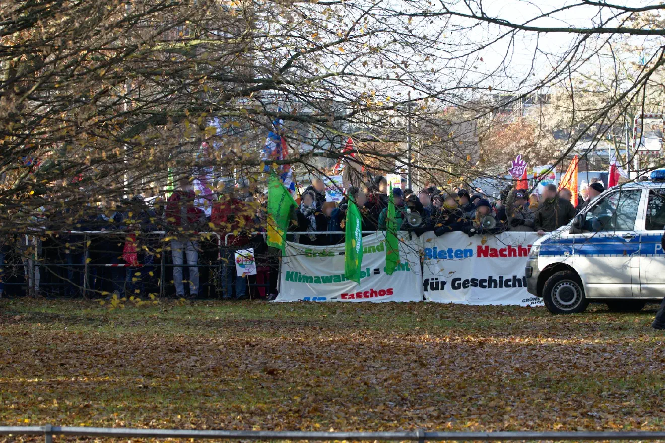 Den ganzen Tag über gab es dezentralen Protest. Die Demonstrierenden hier befanden sich in Sichtweite des Haupteingangs der Halle.