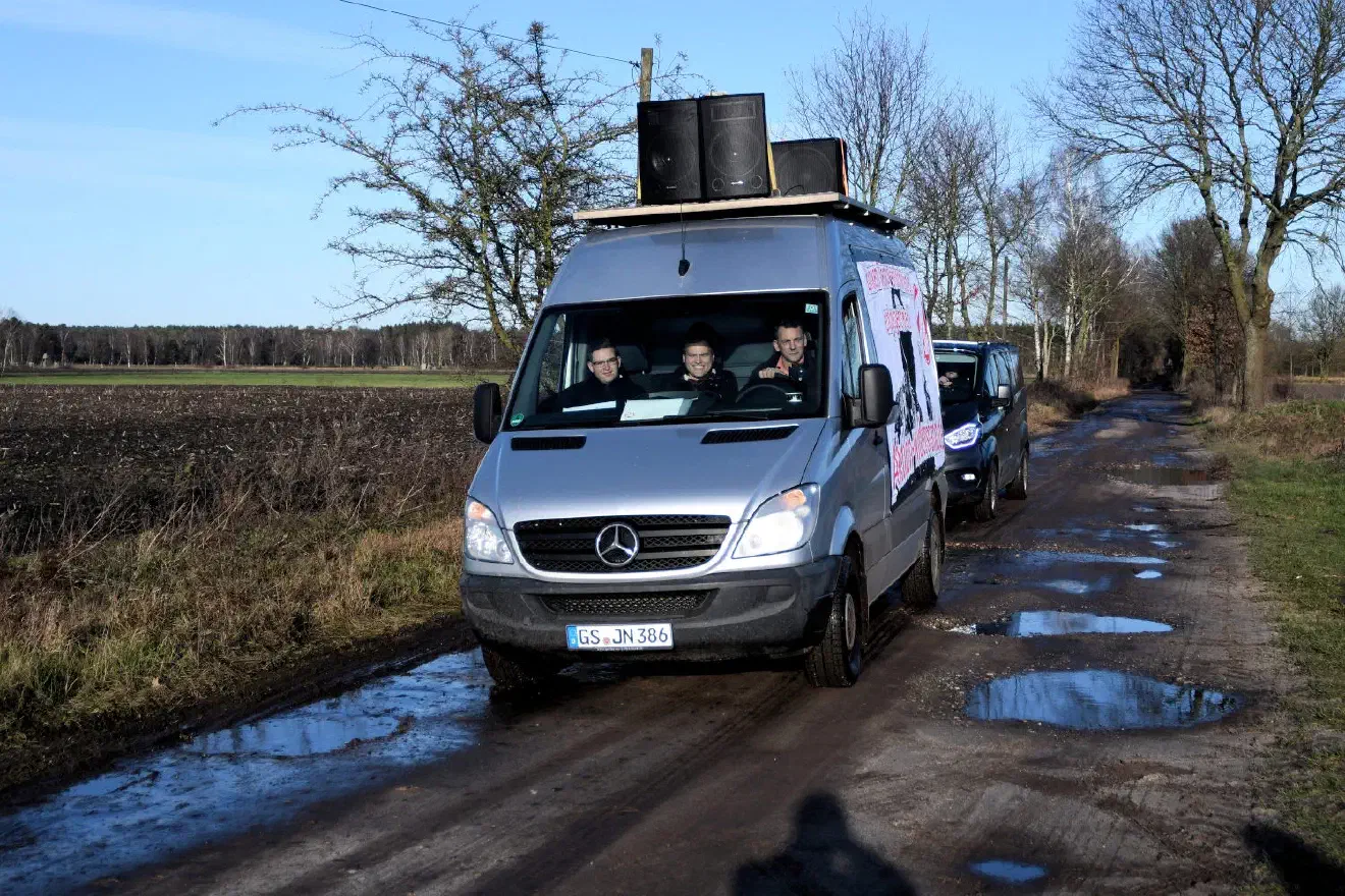 Angeschts der zu erwarteten Gegenproteste gegen die diesjährige Wintersonnenwendfeier meldeten die Veranstalter kurzerhand eine Demonstration an. Angemeldet waren rund 50 Teilnehmer*innen.
