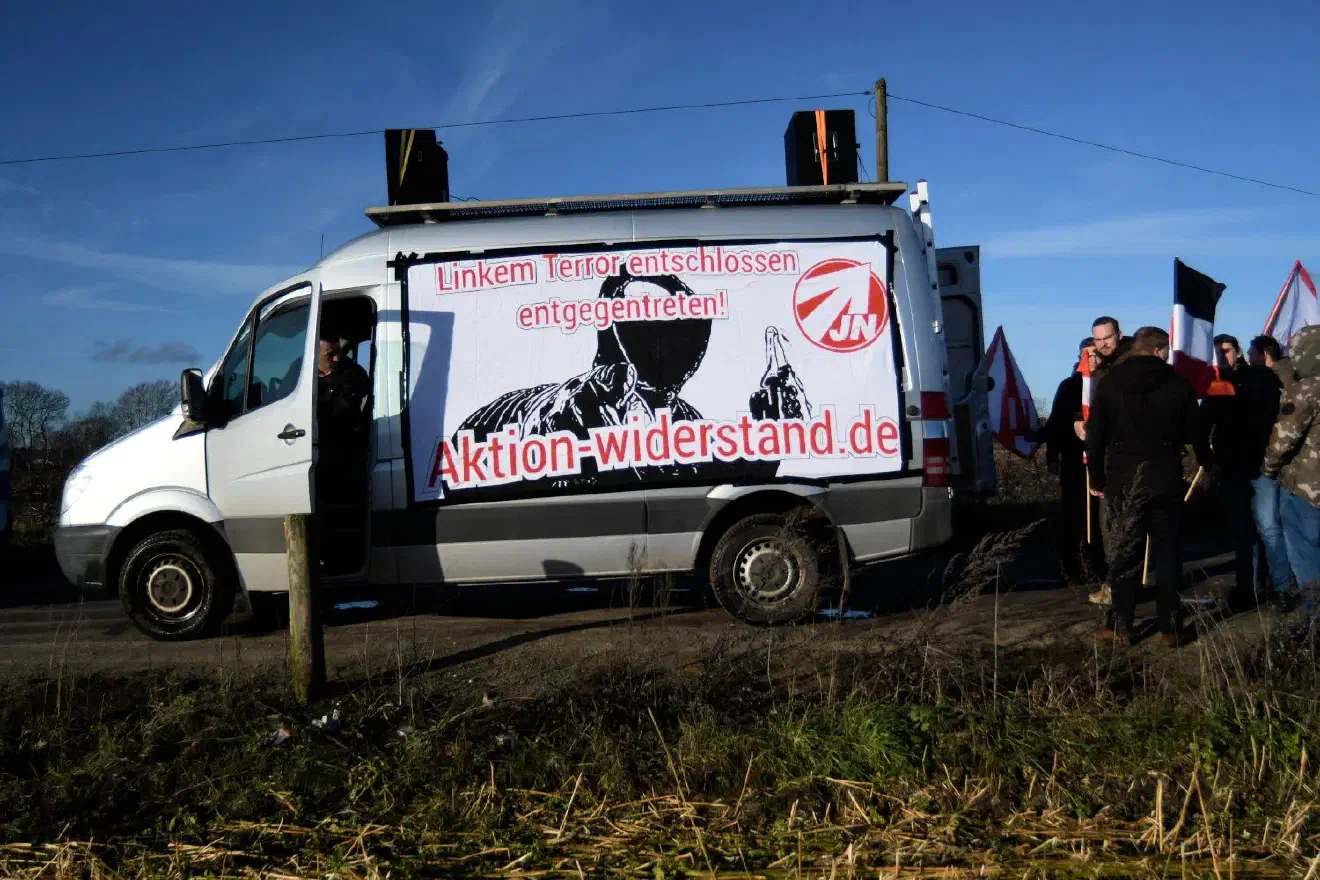 Trotz der geringen Anzahl an Teilnehmern wurde den Neonazis ein Lautsprecherfahrzeug zugestanden.