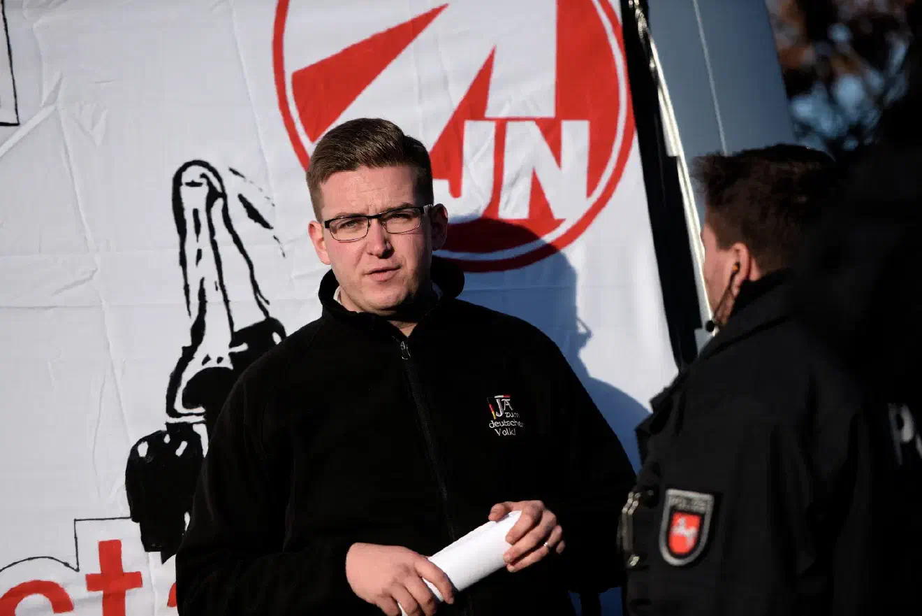 Der Landesvorsitzende der JN-Niedersachsen beim (erfolglosen) Verhandeln mit der Polizeiführung. 