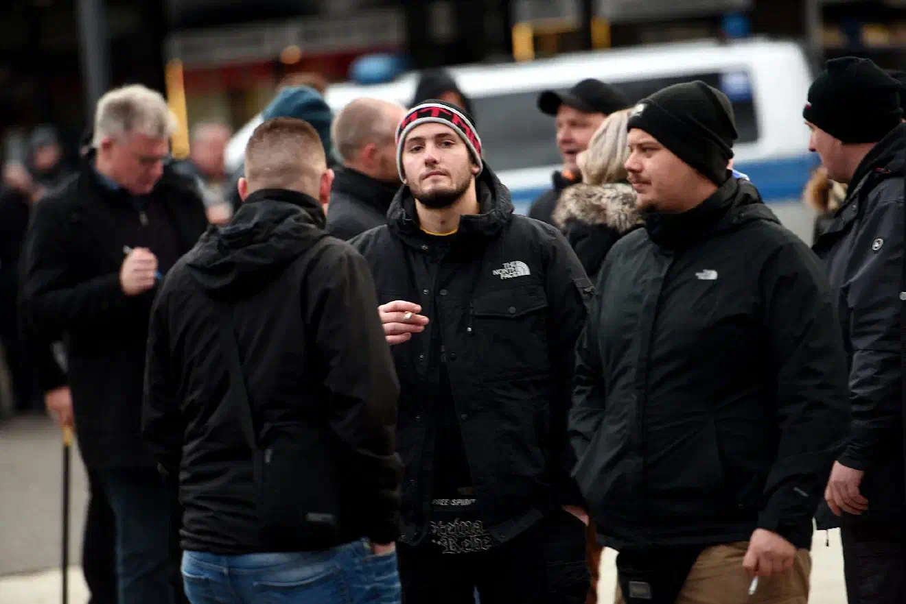 Die Neonazis hatten die Kundgebung angemeldet, nachdem durch einen Zeitungsartikel bekannt geworden war, dass der Bürgermeister von Kamp-Lintfort einen Waffenschein beantragt hatte und dieses mit Bedrohungen durch Neonazis begründete.