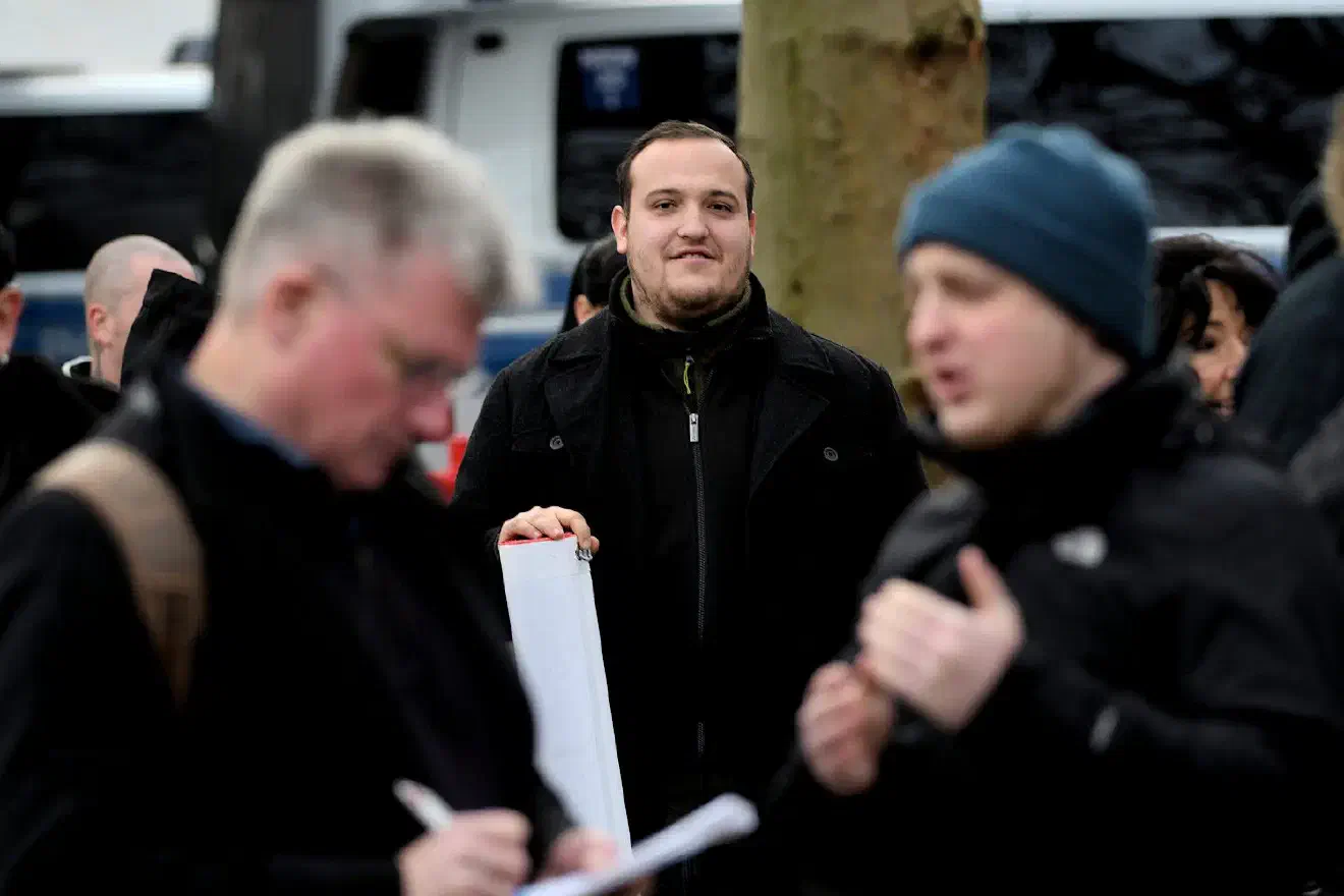 Die Neonazis der Partei "Die Rechte" nahmen dies zum Anlass und meldeten eine Kundgebung in der niederrheinischen Stadt an und erstatten mehrfach Anzeige gegen den Bürgermeister.