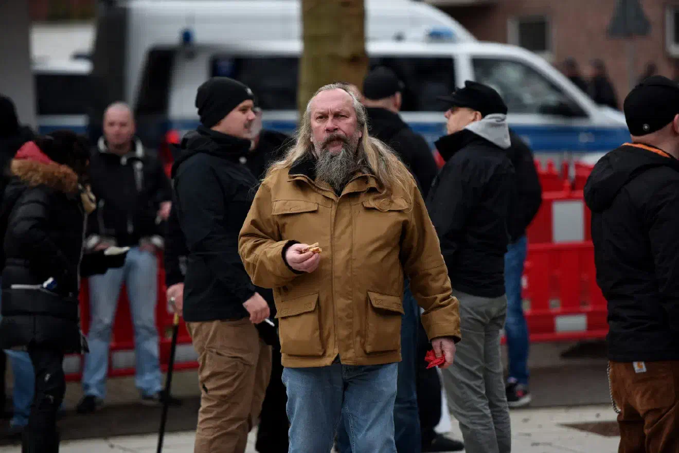 So fanden sich vor allem Neonazis aus der Führungsmannschaft der Partei "Die Rechte" und weitere Dortmunder Neonazis in Kamp-Lintfort ein.