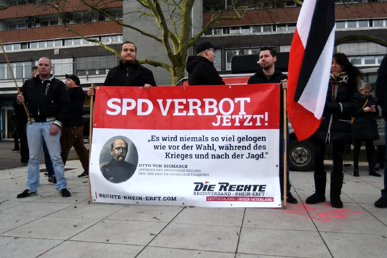 Alleine waren die Neonazis jedoch nicht. Der Kundgebung standen mehrere Gegendemonstrat*innen gegenüber. 