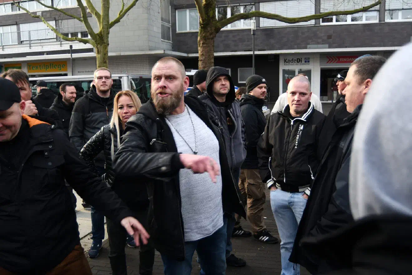 Während der Auflösung kam es noch zu vereinzelten Wortgefechten mit politischen Gegner*innen.