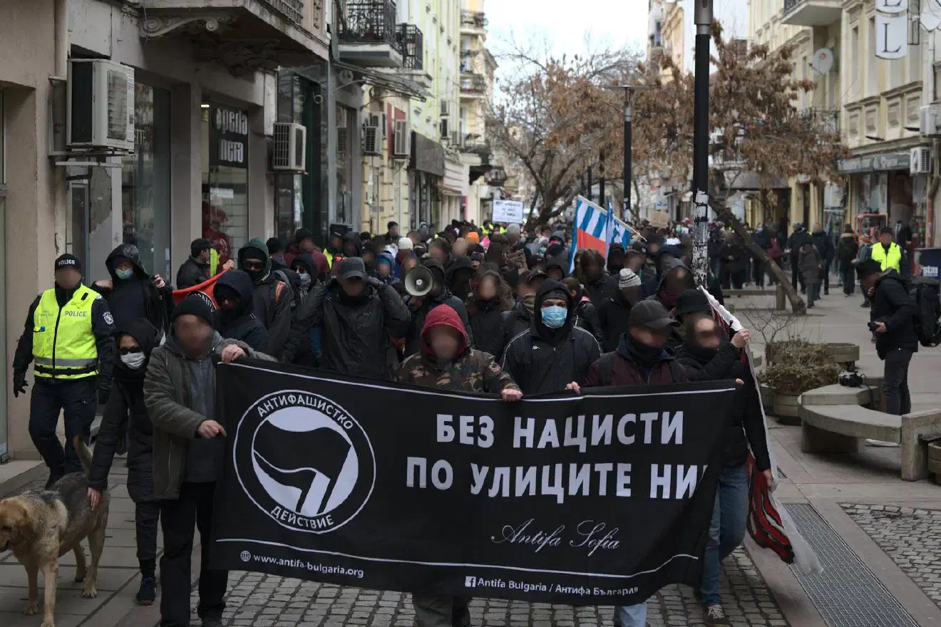 Gegen den geplanten Lukovmarsch gingen in Sofia etwa 300 Personen auf die Straße.