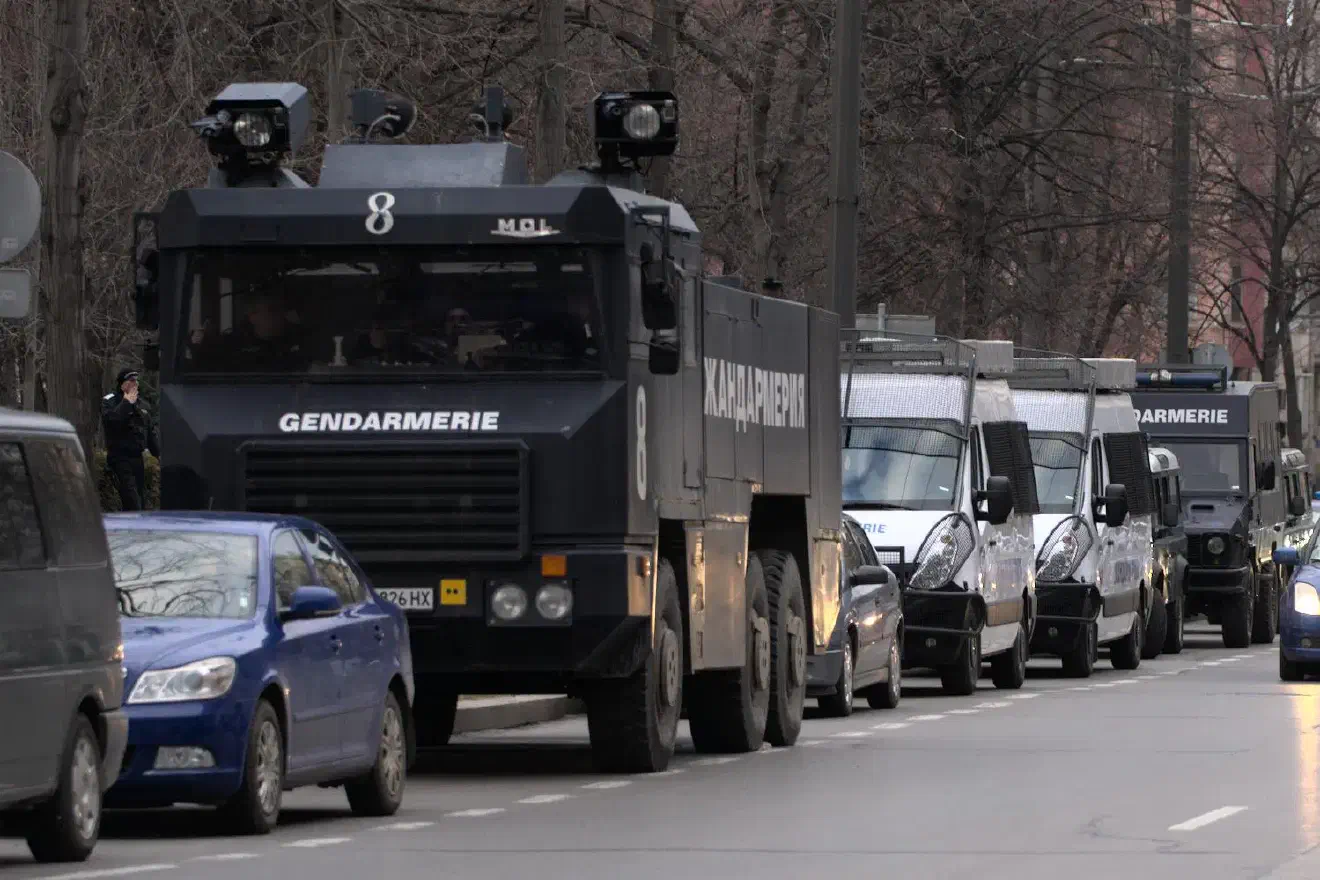 Die ursprünglich als Marsch durch die Innenstadt geplante Demonstration wurde nach einem Verbotsverfahren auf eine stationäre Kundgebung vor dem ehemaligen Wohnhaus Lukovs verkürzt.