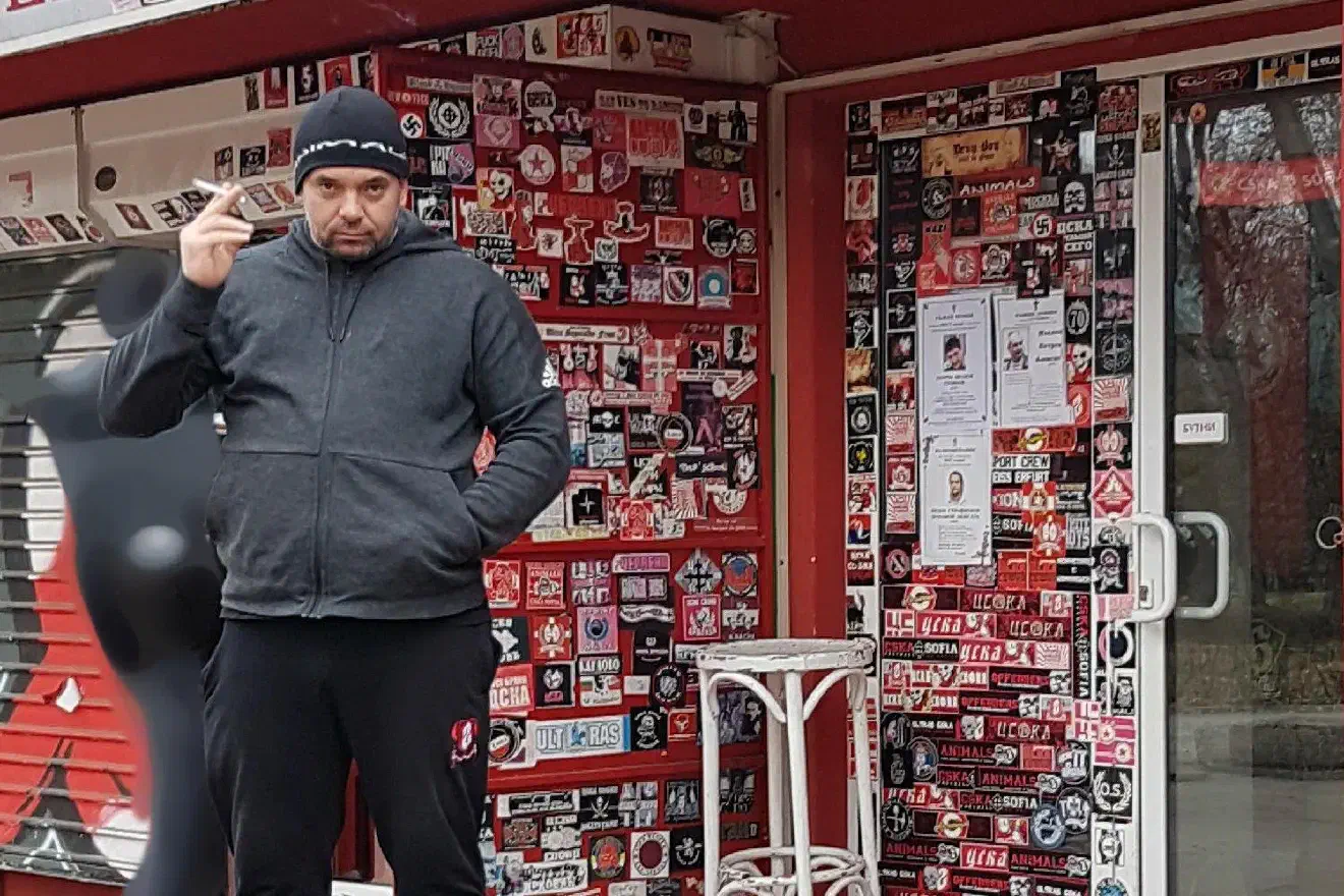 Im Vorfeld der Demonstration solidarisierten sich verschiedene Fußball-Fangruppierungen mit dem Lukov-Marsch. Das Bild ist vor dem »Fan Store« des FC CSKA 1948 entstanden.