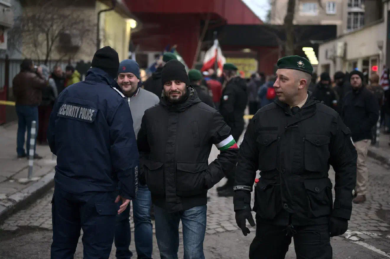 Im Vorfeld gab es bei der bulgarischen nationalen Sicherheitsbehörde (SANS) einen Vorfall. Eine Person, die der BMU zugerechnet worden ist, wurde einbestellt. Bei der Sicherheitsüberprüfung gab er erst fälschlicherweise an keine Waffen bei sich zu tragen, richtete sich dann jedoch mit einer selbstgebauten Waffe selbst. Es wurden keine weiteren Personen verletzt. Bei ihm zu Hause wurden weitere Waffen und ein Hitler-Portrait gefunden.