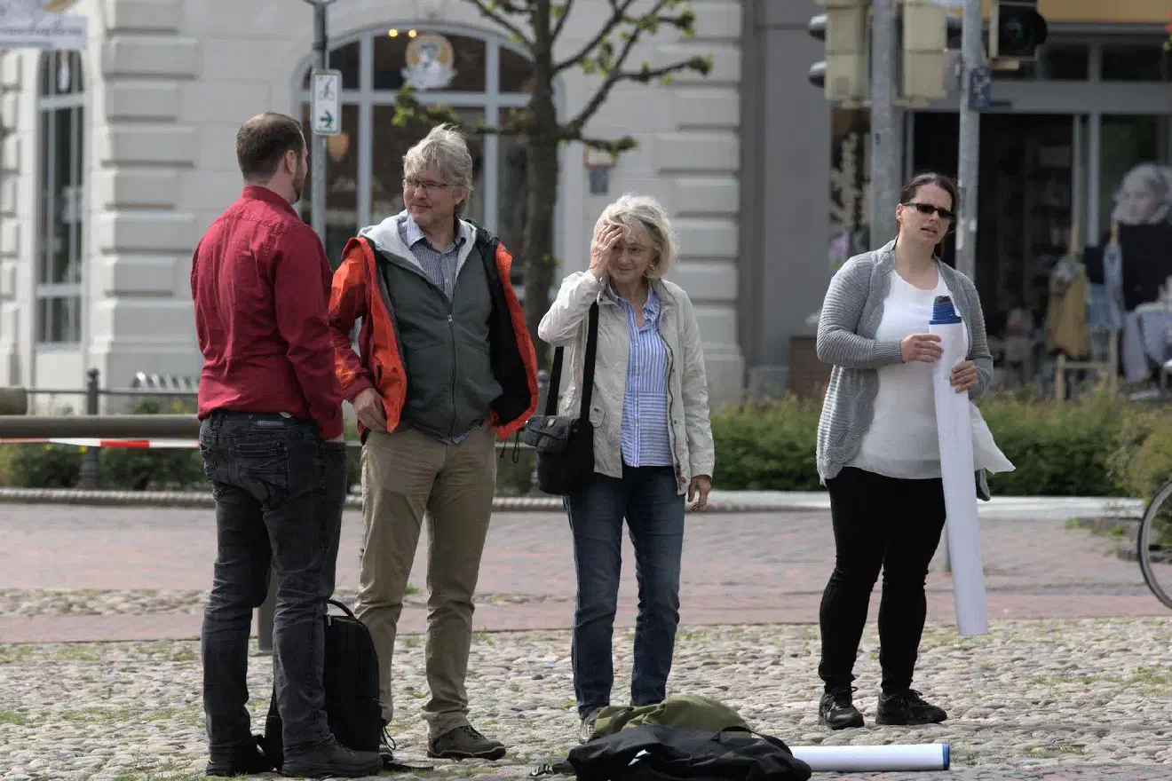 Ebenfalls vor Ort waren Enno Samp (2. von Links) und Jutta Ziegeldorf (Bildmitte).