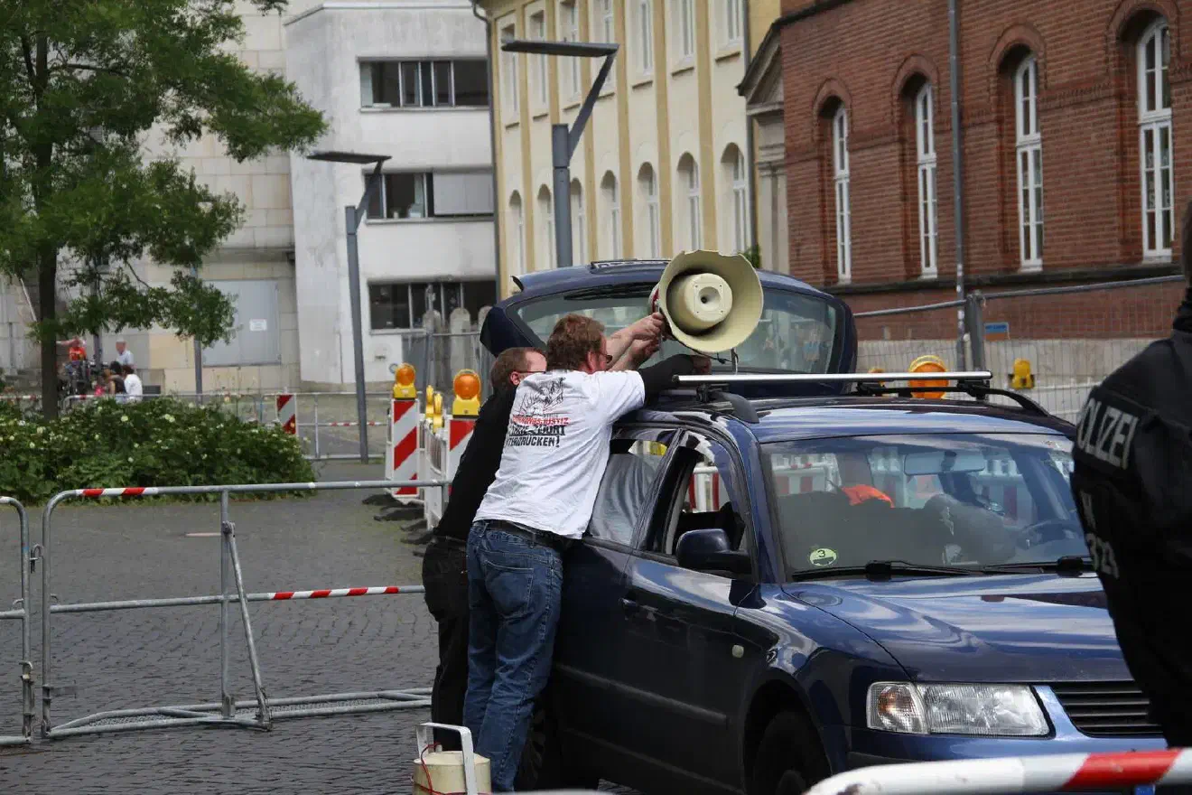 ... Bereits am 23.5.2020 hatte Niemann eine Kundgebung mit anschließender Demonstration zum selben Thema in Braunschweig angemeldet. Damals wurde die Demonstration nicht erlaubt, und „Die Rechte“ musste sich mit einer Kundgebung begnügen.