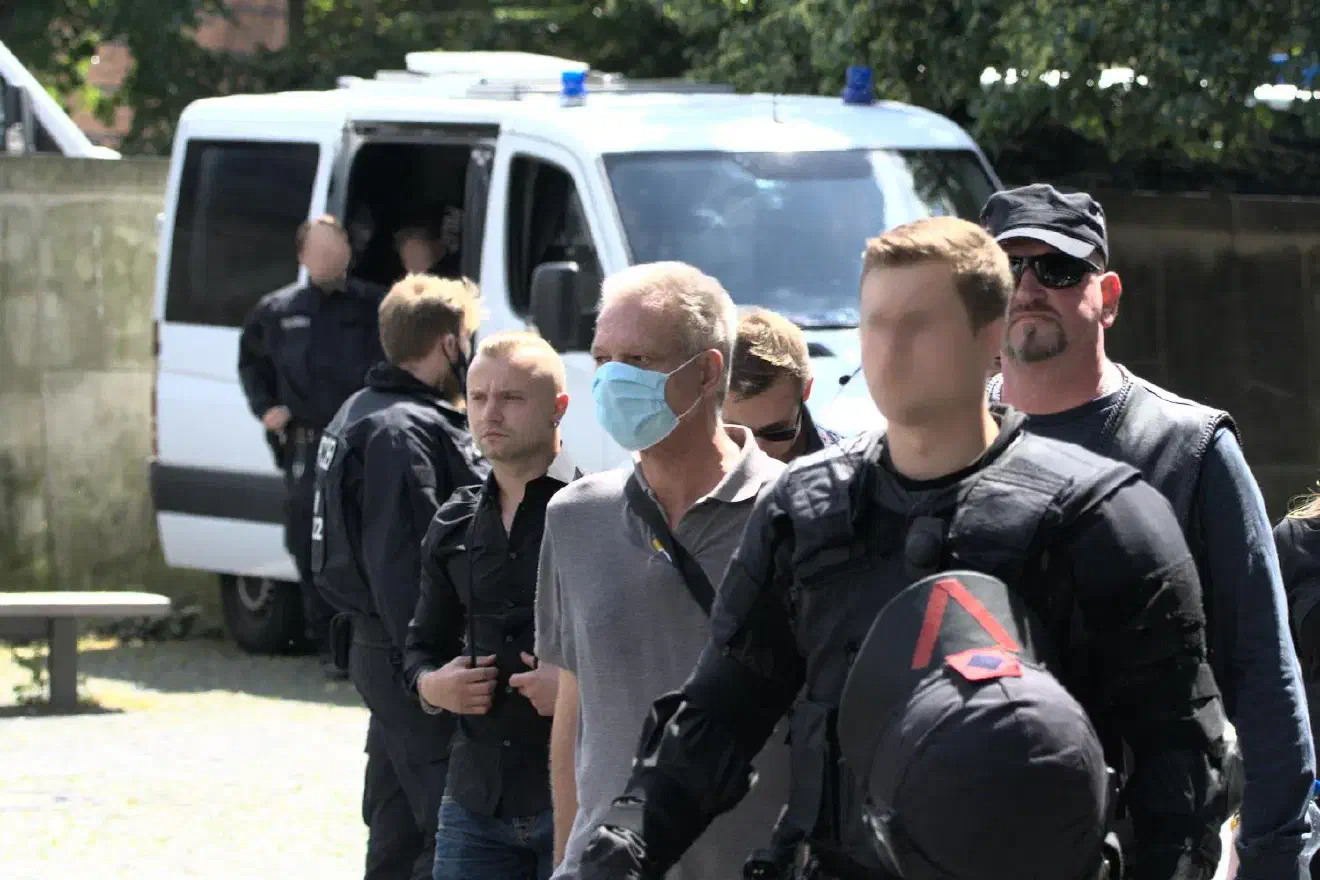 Die nicht mit Holger Niemann und Dieter Riefling angereisten Teilnehmer*innen sammelten sich am Hauptbahnhof und wurden von der Polizei geschlossen zum Herzogin-Anna-Amalia-Platz, dem Ort der Auftaktkundgebung, geführt.