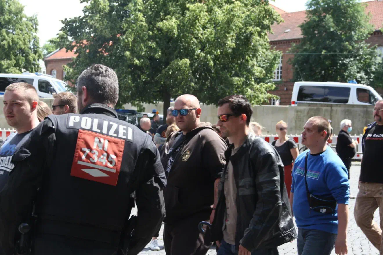 Nur die Teilnahme einer kleine Gruppe aus Sachsen-Anhalt sowie Rechter aus Bremerhaven und dem weiteren Umkreis sorgten dafür, dass die Teilnehmer*innenzahl nicht im einstelligen Bereich blieb.