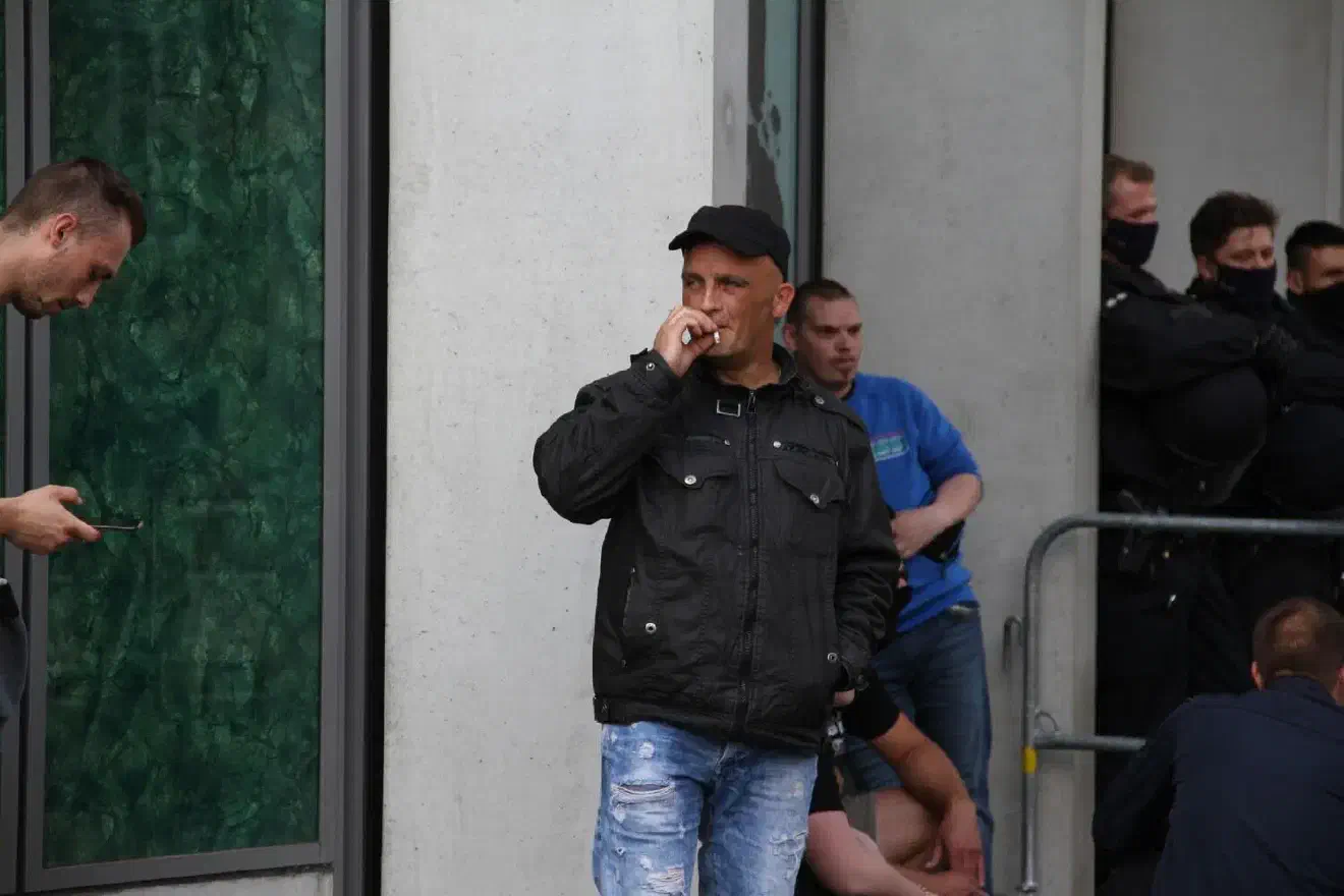 Immer häufiger auf Veranstaltungen der Partei „Die Rechte“ ist Andreas Haack aus Stade zu finden. Haack, langjähriger NPD-Aktivist, ist im vergangenen Jahr zum stellvertretenden Vorsitzenden des LV Niedersachsen der Partei Die Rechte gewählt worden und gab an diesem Tag der Kleinstveranstaltung in Braunschweig den Vorzug zur zeitgleich stattfindenden Demonstration und Sonnenwendfeier der NPD in Eschede.