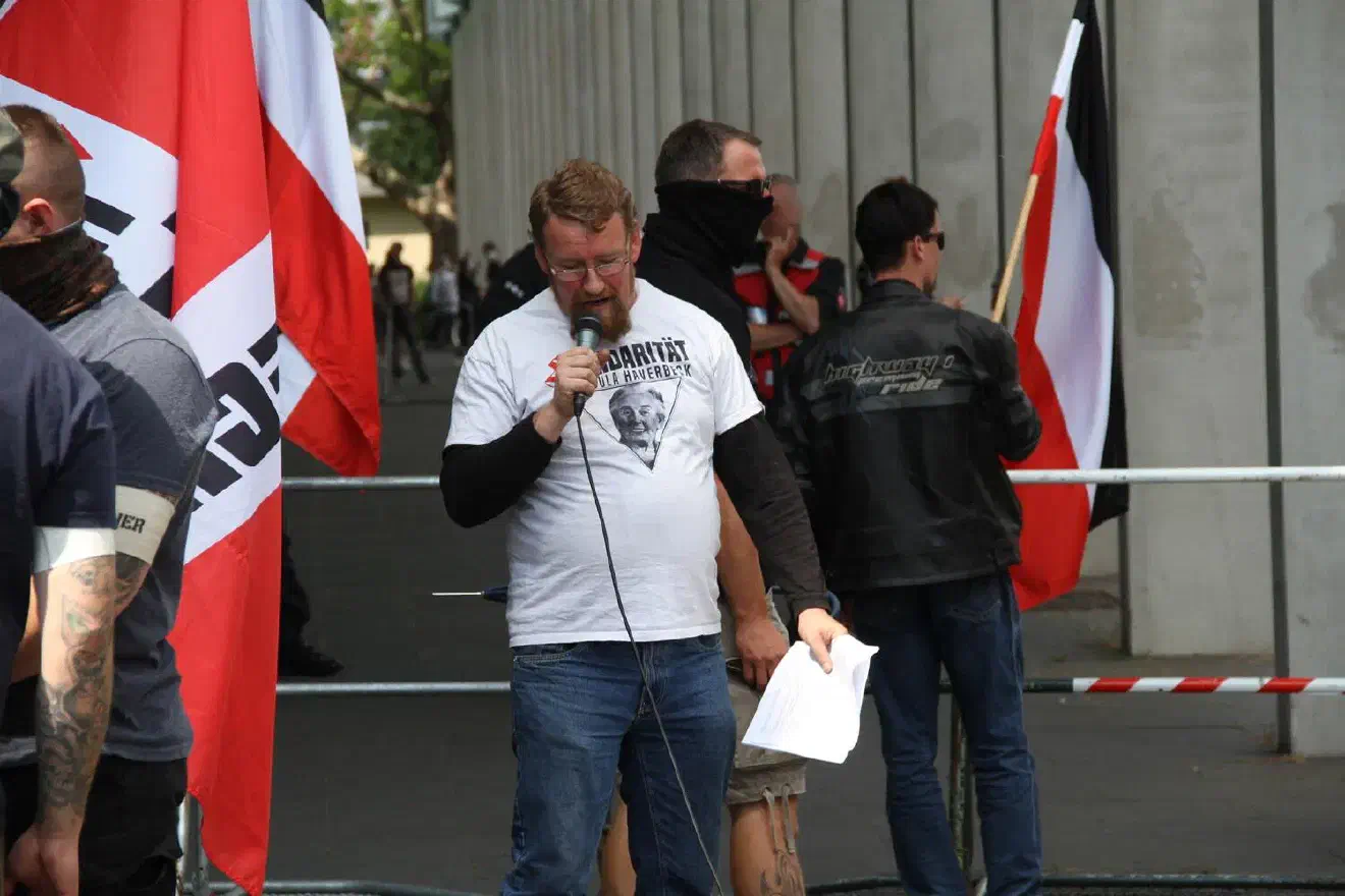 Holger Niemann verlas als erstes die Auflagen. Neben der Kundgebung war an diesem Tag auch eine Demonstration vom Herzogin-Anna.Amalia-Platz  zum Bahnhof mit einer Zwischenkundgebung und einer Schlusskundgebung genehmigt worden.
