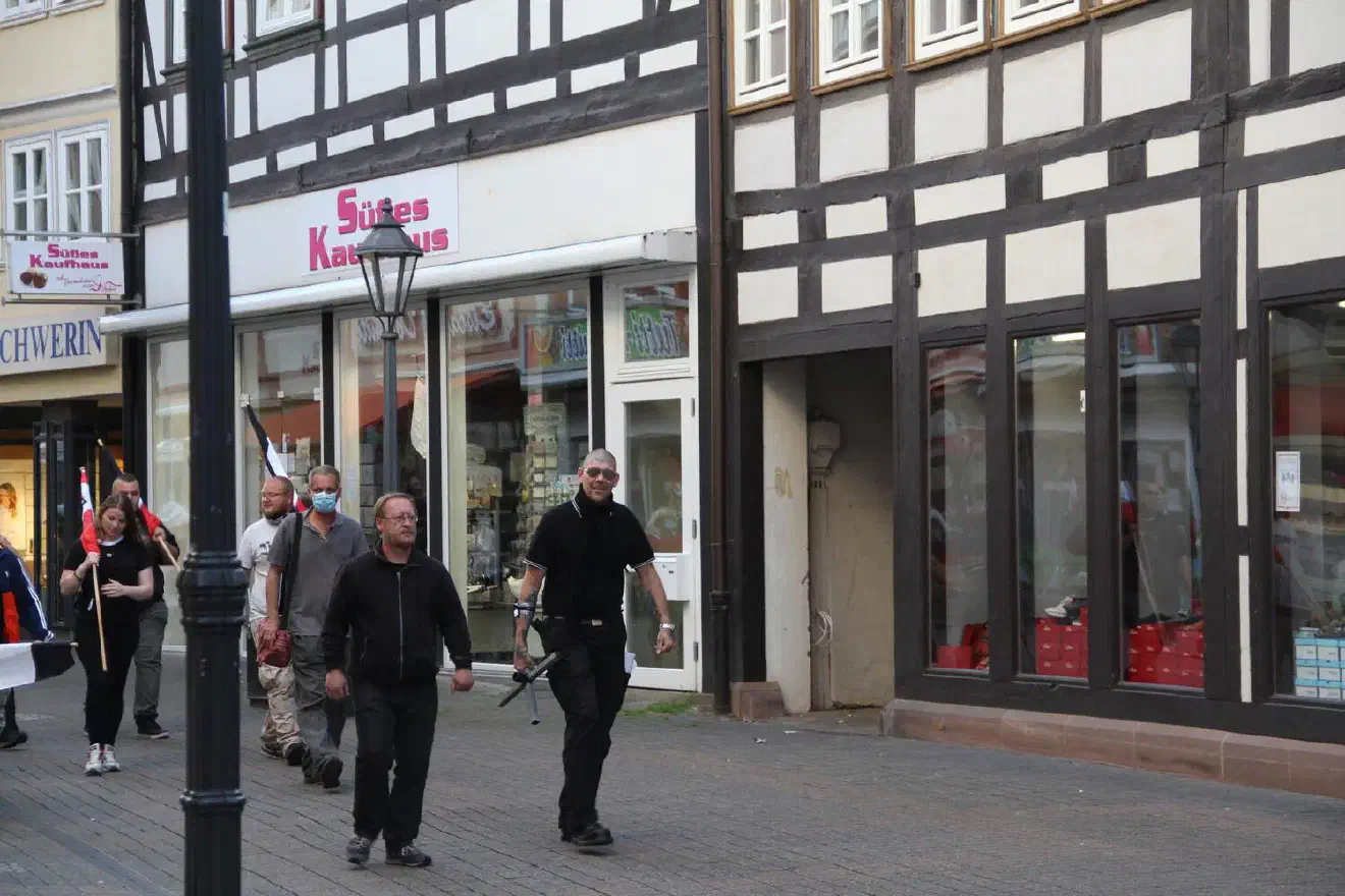 Die 13 Teilnehmer*innen, die bereits am Nachmittag bei der  Demonstration der Partei „Die Rechte“n Braunschweig mitgemacht hatten, wurden von der Polizei auf den Kundgebungsplatz geführt. Dieser befand sich in einem kleinen abgesperrten Bereich des Einbecker Marktplatzes hinter der St.-Jacobi-Kirche.