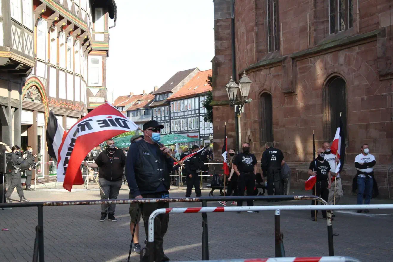 Auf diese Gegenkundgebung ausgerichtet nahmen die Teilnehmer*innen mit Masken und Fahnen Aufstellung, um die Kundgebung zu beginnen.
