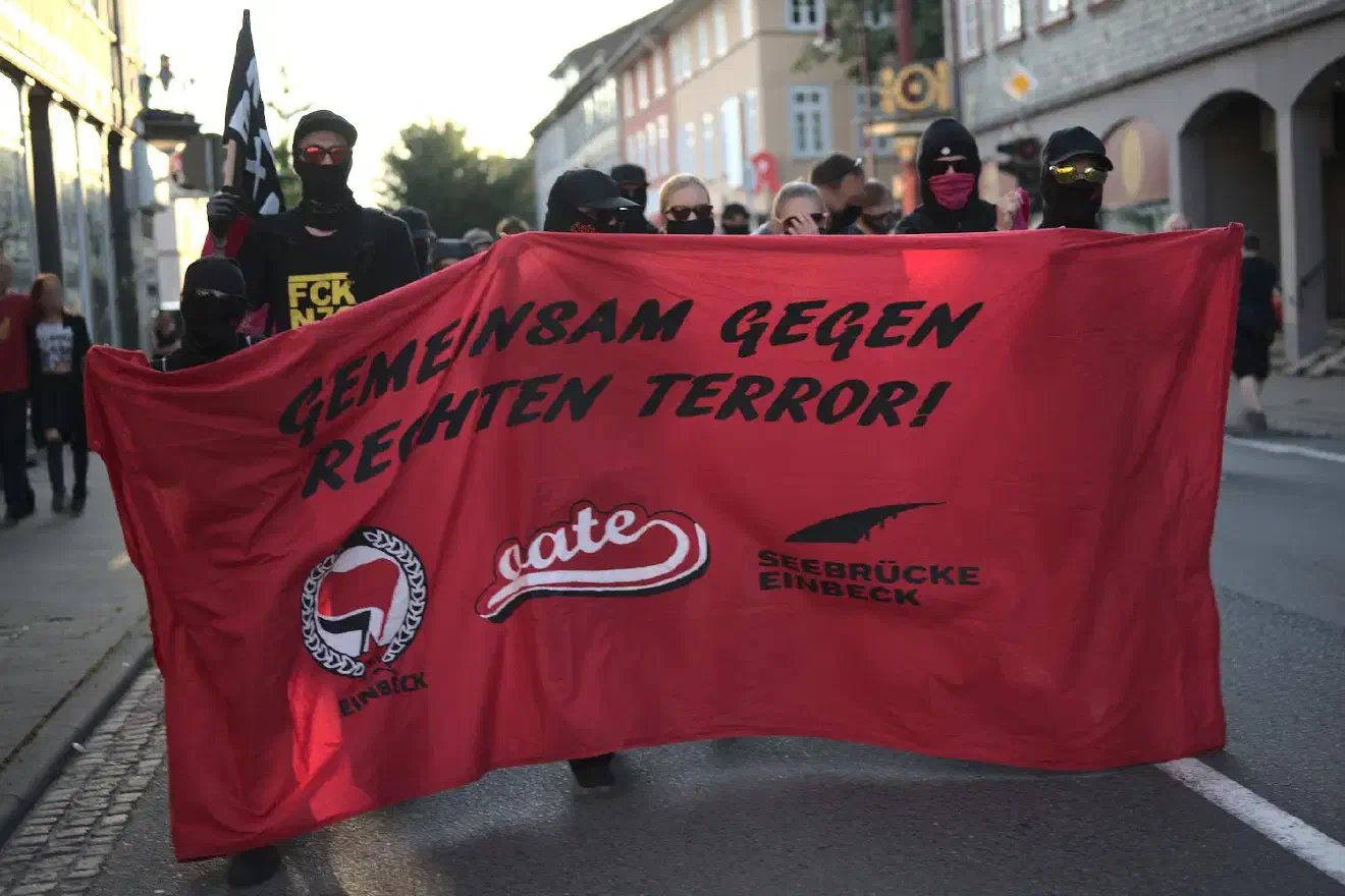 Nachdem dann allerdings auf der anderen Seite des Kundgebungsplatzes unerwartet ebenfalls ein starker Gegenprotest aufzog, geriet der vorgesehene Ablauf der Rechten erst einmal ins Stocken.
	Nach kurzer Verwirrung orientierten sich die Rechten dann in Richtung dieses neuen <br/>antifaschistischen Protests, der  es durch seine Lautstärke erreichte, dass die Reden der Rechten nur innerhalb des eigenen Gruppe zu verstehen waren.