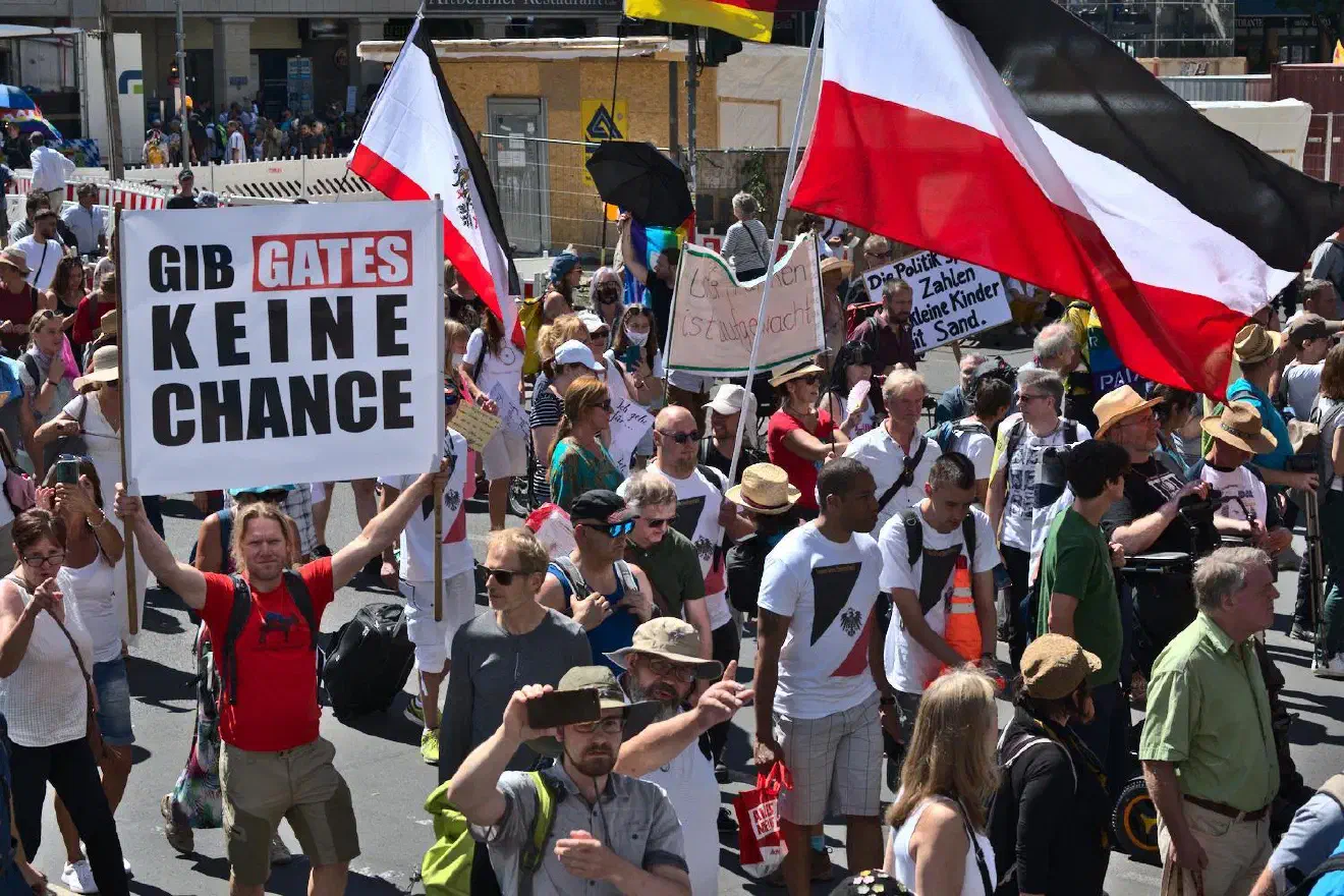 Zum Bild der Demonstration gehörten unzählige Fahnen, Kleidungsstücke und Plakate, die unverkennbar dem rechten Spektrum zuzuordnen sind. Ebenso unübersehbar war die verschwörungsideologische Ausrichtung der teilnehmenden Demonstrant*innen.