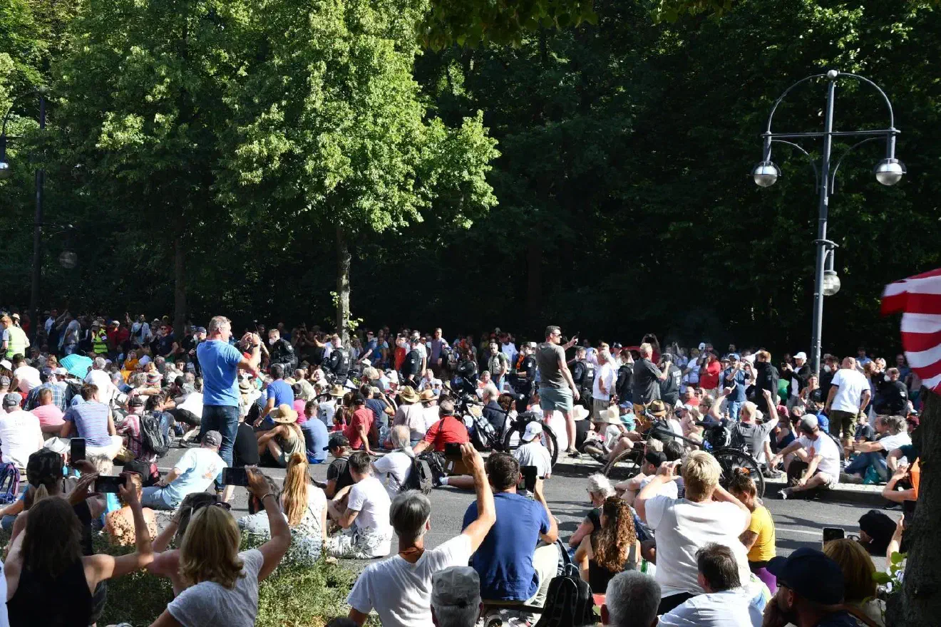 Nach einem Demonstrationszug fanden sich die Teilnehmer*innen zu einer Kundgebung auf der Straße des 17. Juni zusammen. Hier sollte auf einer zu beiden Seiten geöffneten Bühne Unterhaltungsprogramm und Reden stattfinden.