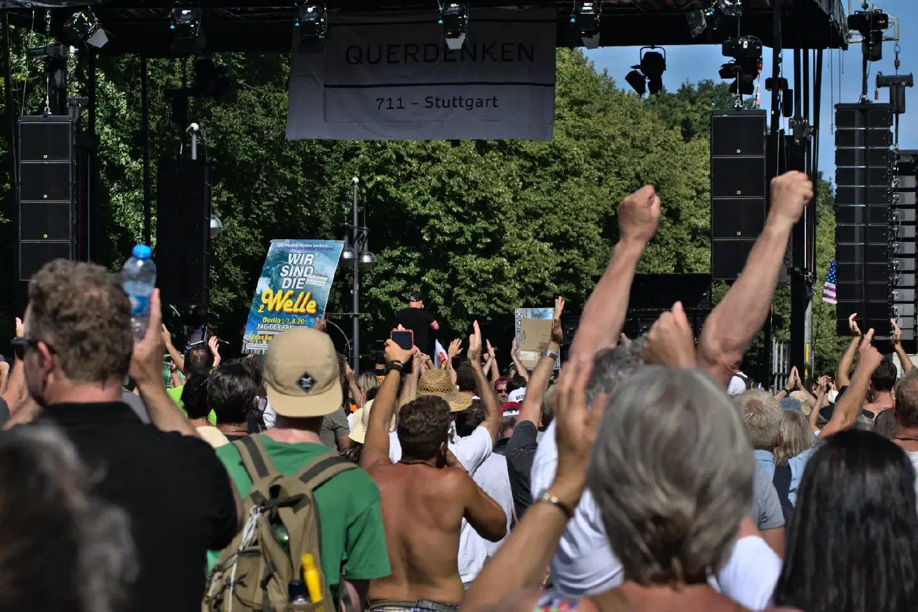 Da die Demonstration aufgrund des Nichteinhaltens der Hygienemaßnahmen aufgelöst worden ist, entschieden die Veranstalter*innen die Kundgebung trotzdem durchzuführen.